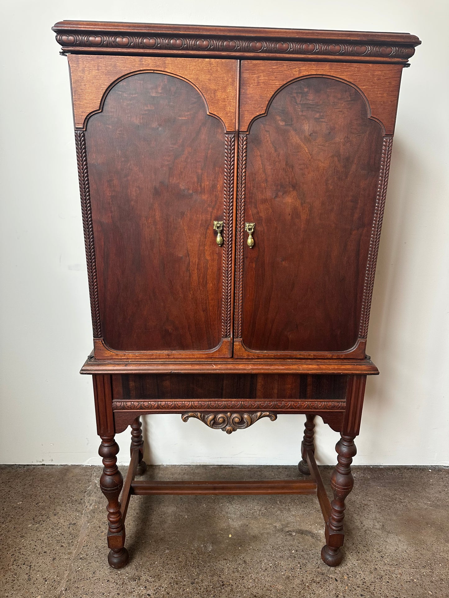 ANTIQUE DEPRESSION ERA MAHOGANY LIQUOR CABINET