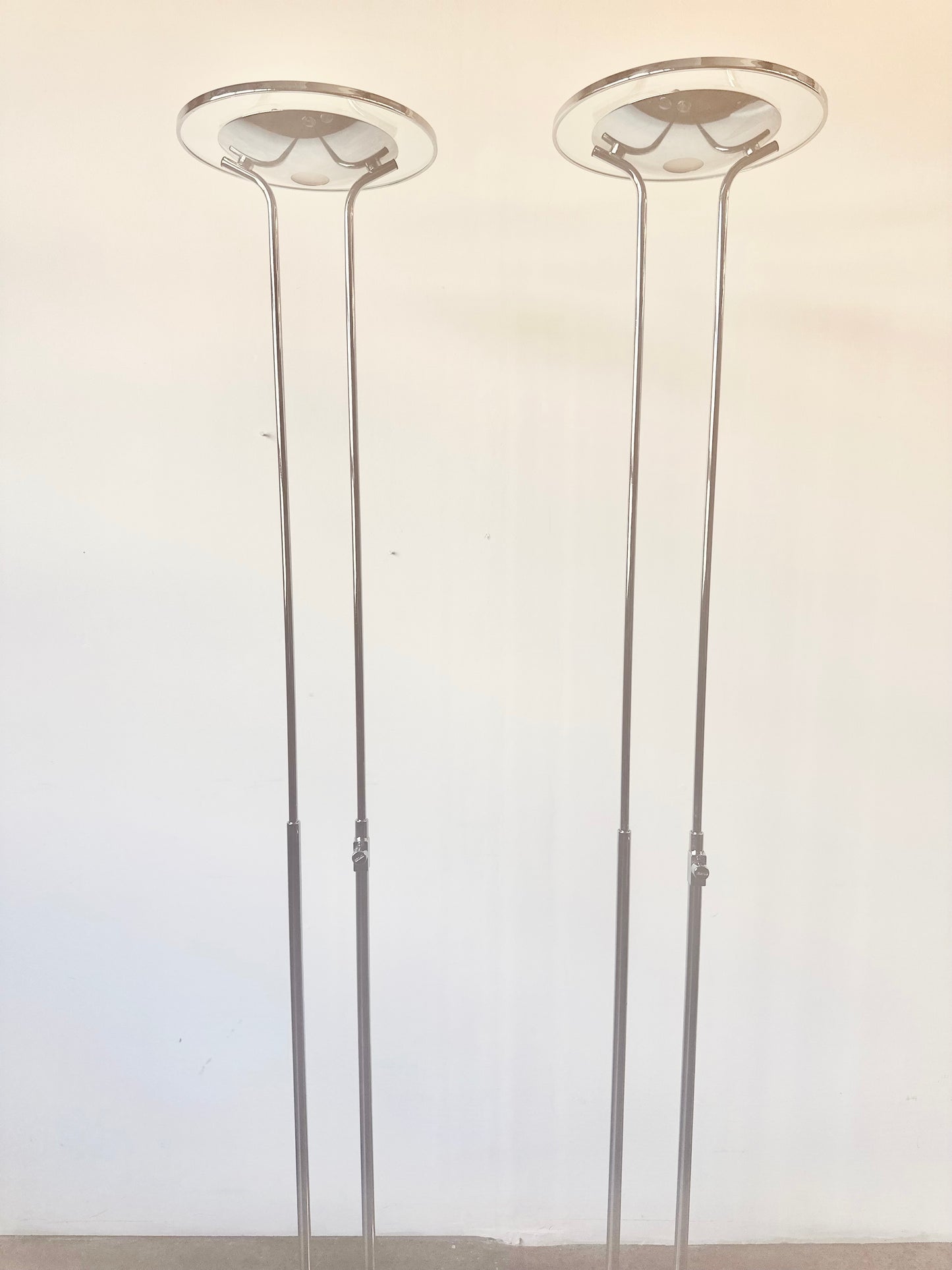 MODERNIST CHROME AND GLASS ESTILUZ FLOOR LAMP BY LEONARDO MARELLI