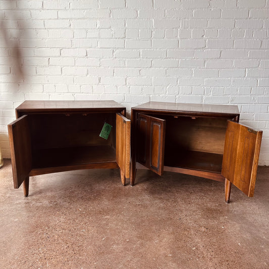 BROYHILL EMPHASIS BEDSIDE ACCENT TABLES - A PAIR