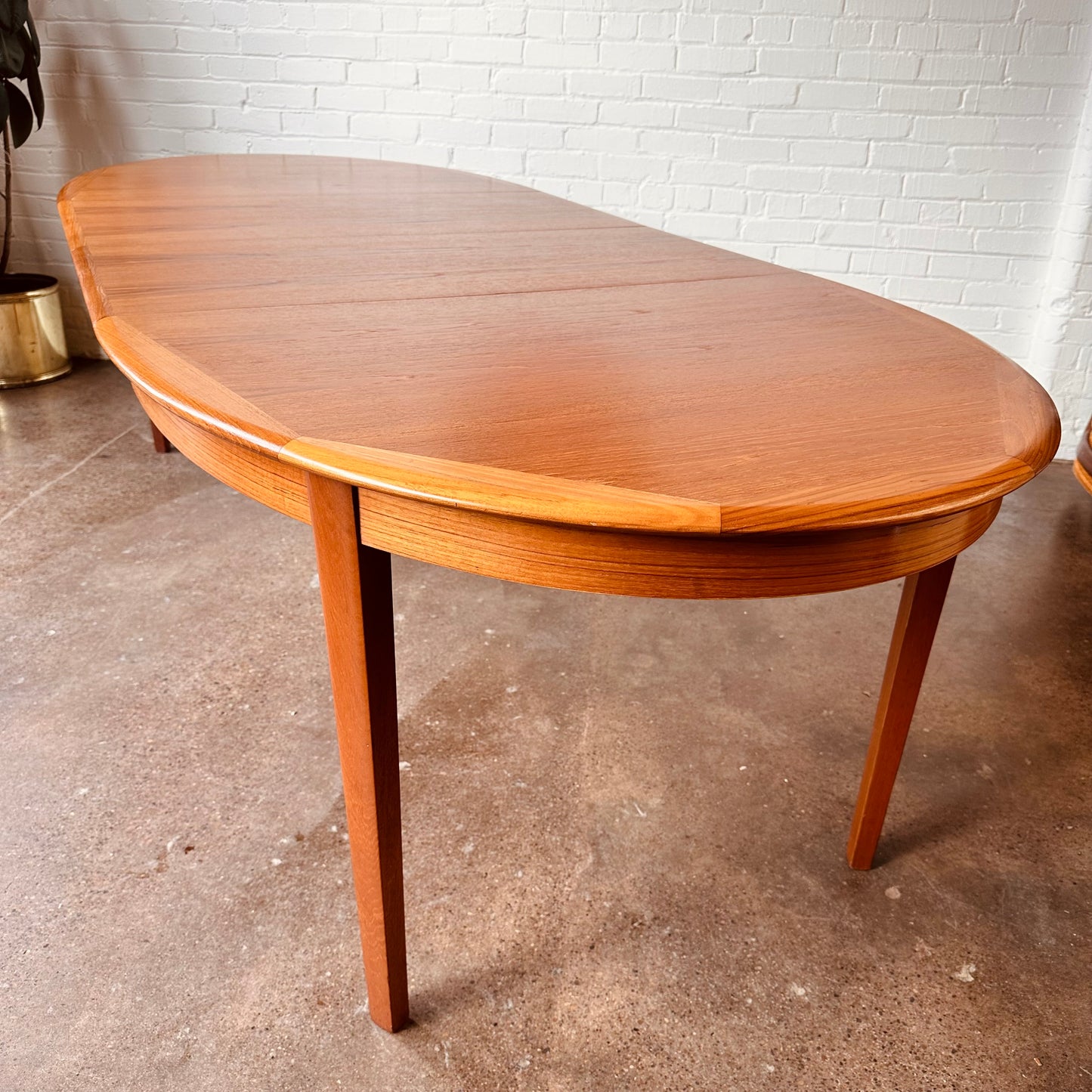 DANISH MODERN OVAL DINING TABLE WITH TWO LEAVES