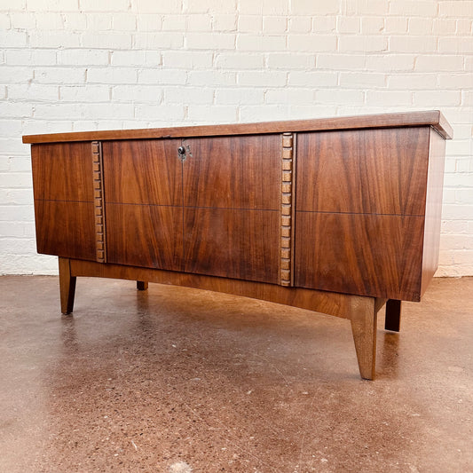 LANE FURNITURE MID-CENTURY MODERN WALNUT CEDAR TRUNK CHEST C.1960S