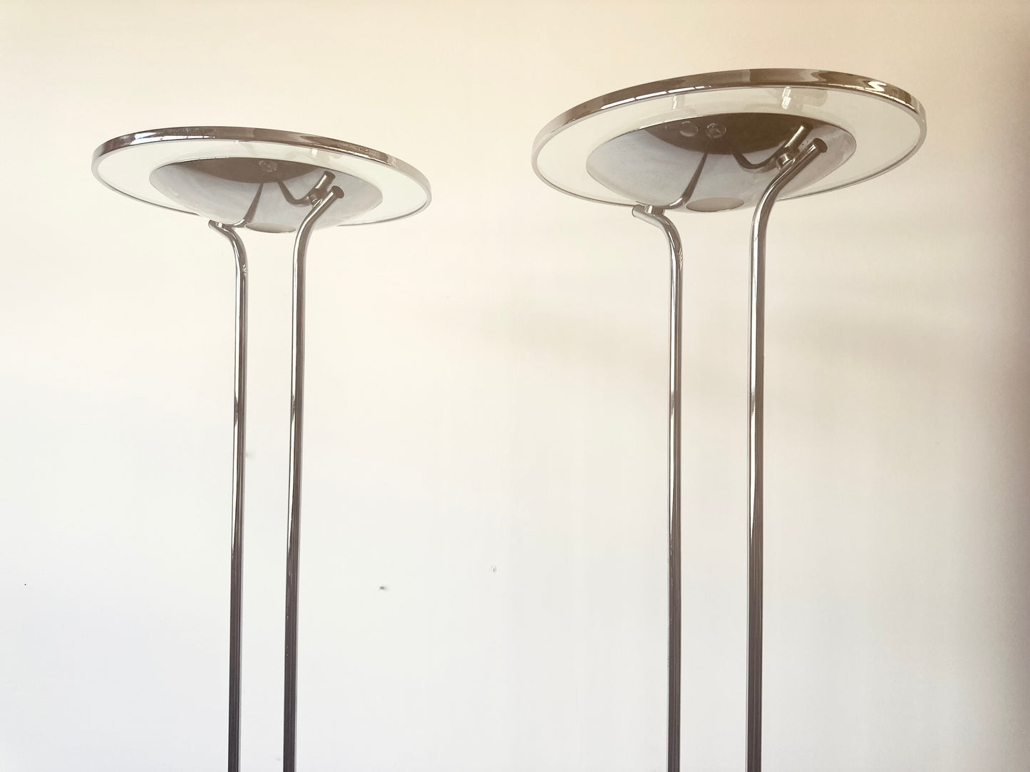 MODERNIST CHROME AND GLASS ESTILUZ FLOOR LAMP BY LEONARDO MARELLI