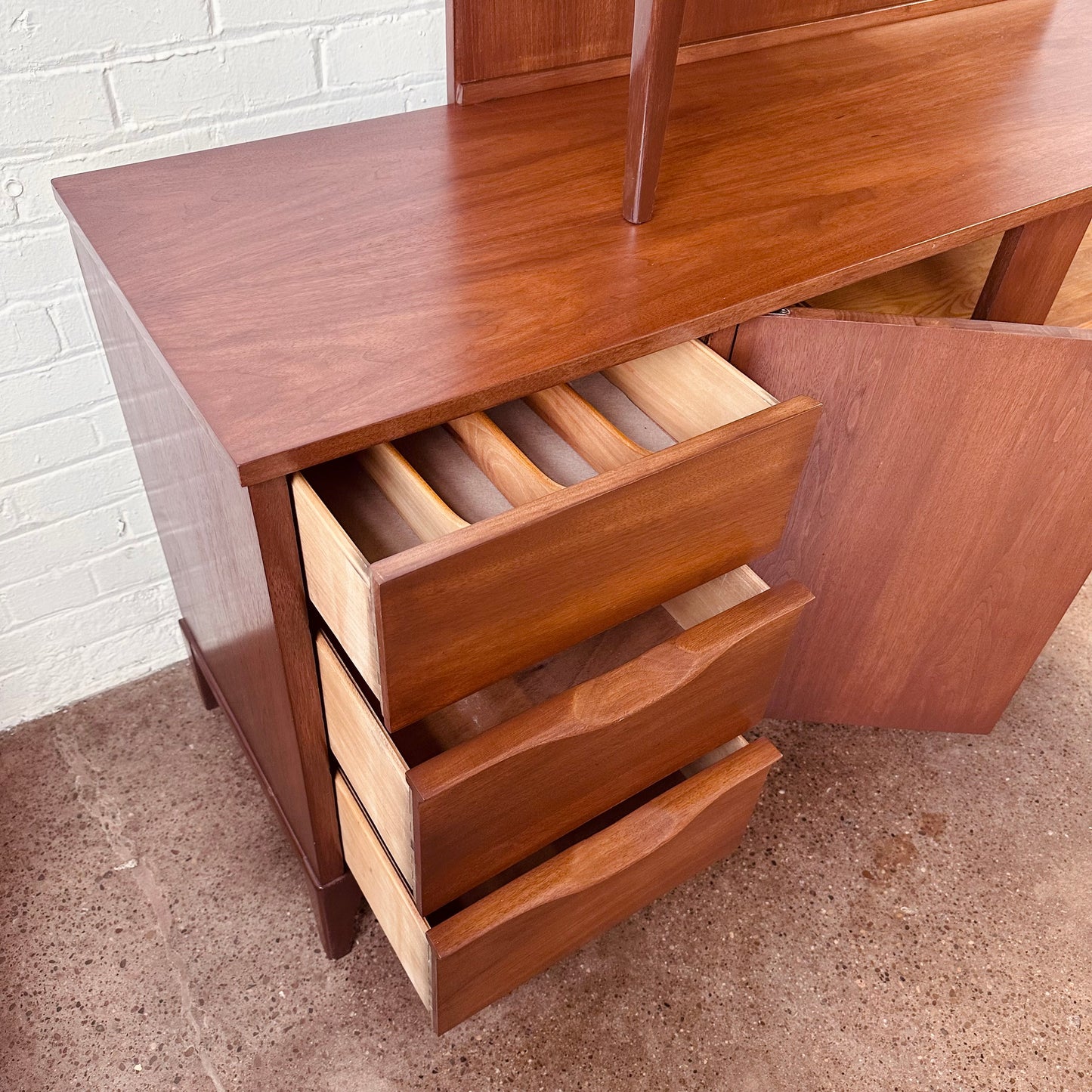 MID CENTURY WALNUT SIDEBOARD SERVER WITH HUTCH TOP