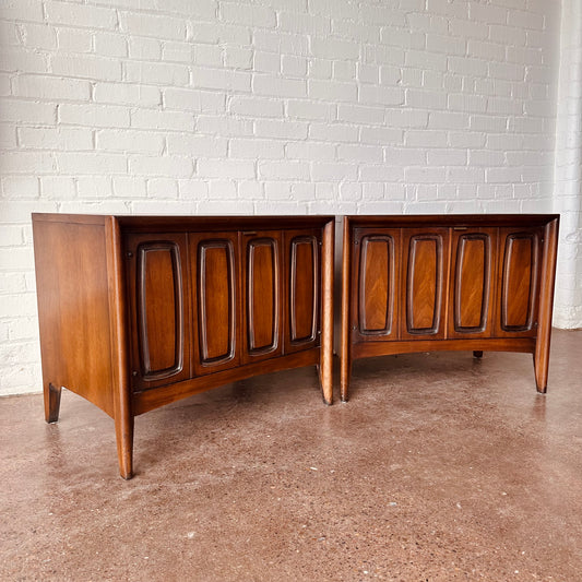 BROYHILL EMPHASIS BEDSIDE ACCENT TABLES - A PAIR