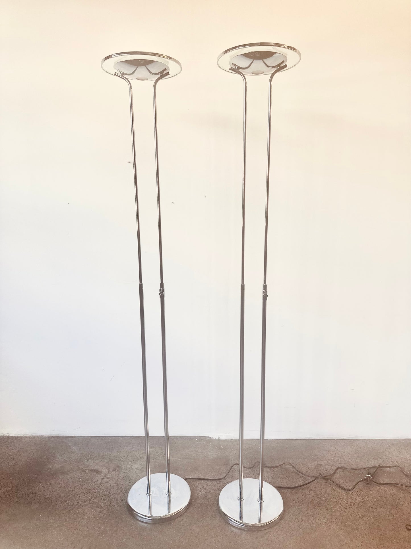 MODERNIST CHROME AND GLASS ESTILUZ FLOOR LAMP BY LEONARDO MARELLI