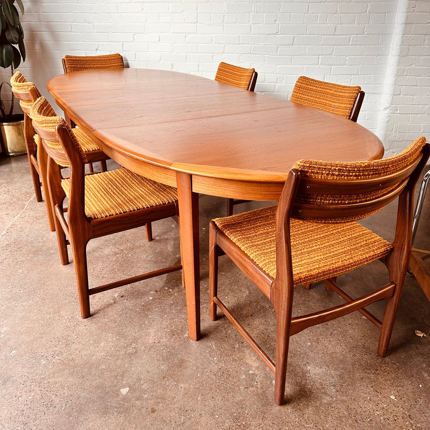 DANISH MODERN OVAL DINING TABLE WITH TWO LEAVES