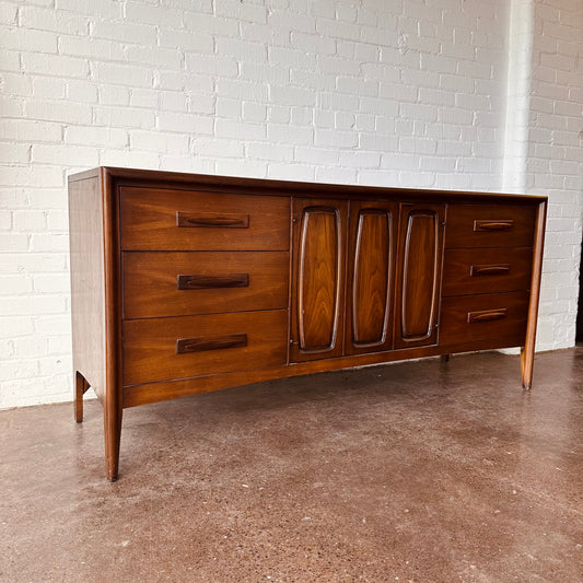 BROYHILL EMPHASIS NINE DRAWER DRESSER - RESTORED