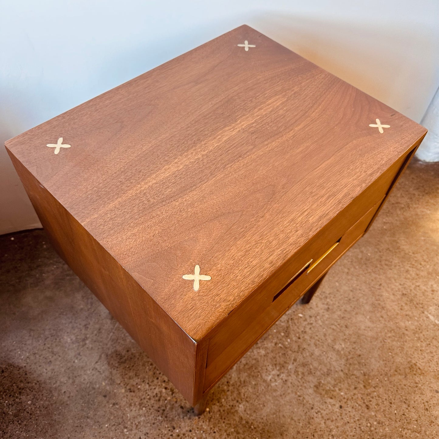 MERTON GERSHUN FOR AMERICAN OF MARTINSVILLE WALNUT & BRASS INLAY NIGHTSTAND