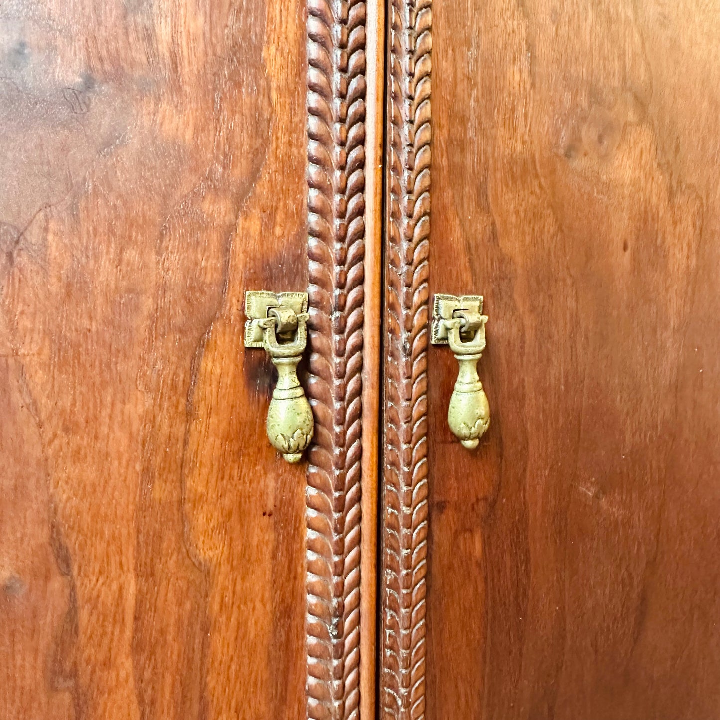 ANTIQUE DEPRESSION ERA MAHOGANY LIQUOR CABINET