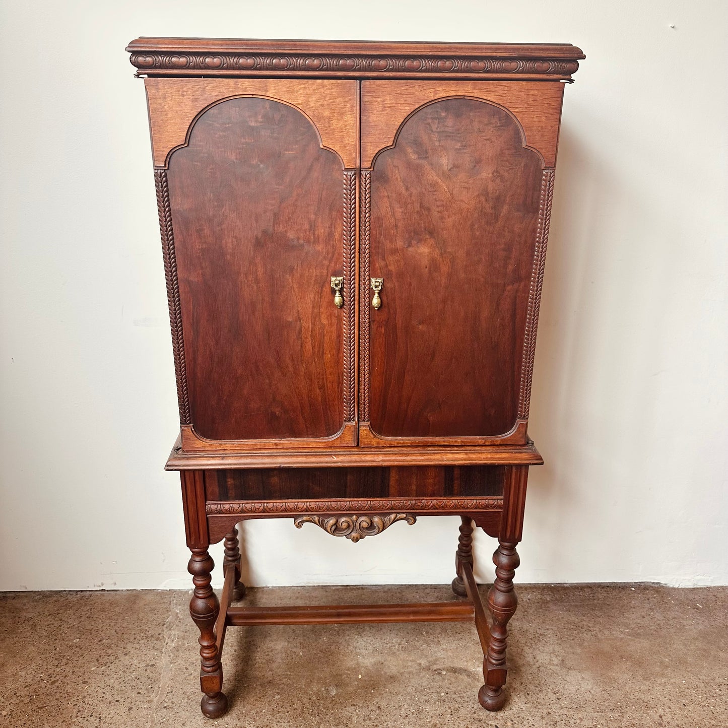 ANTIQUE DEPRESSION ERA MAHOGANY LIQUOR CABINET