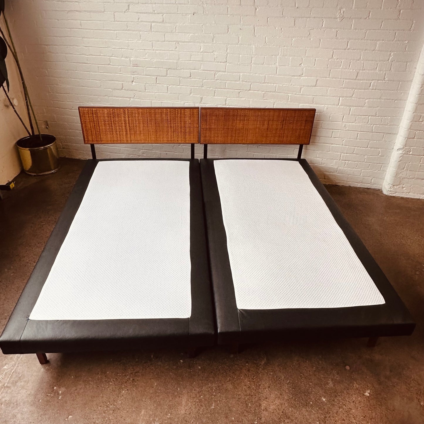 RICHARD SCHULTZ FOR KNOLL EARLY TWIN SIZE BEDS