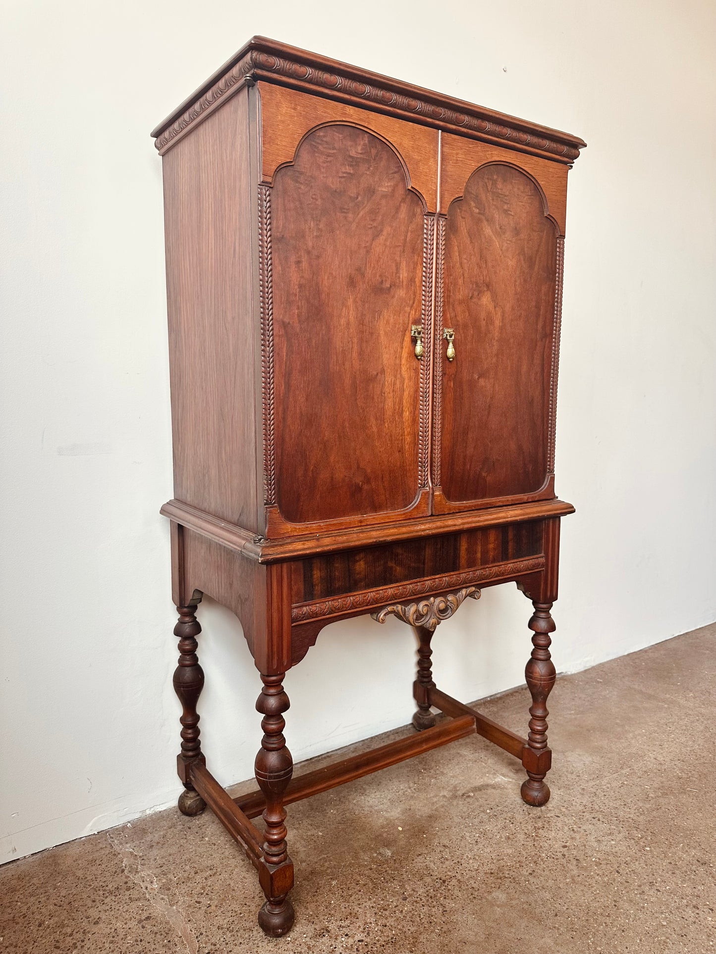 ANTIQUE DEPRESSION ERA MAHOGANY LIQUOR CABINET