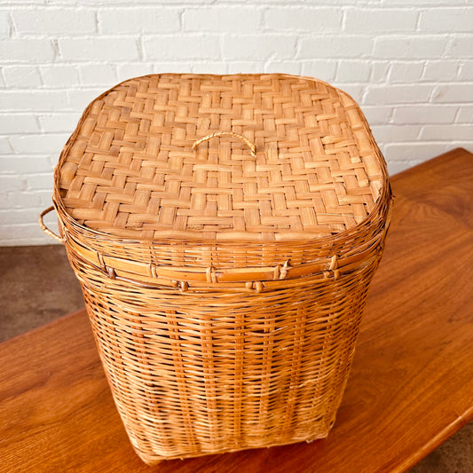 LARGE WOVEN WICKER BASKET WITH HANDLES AND LID