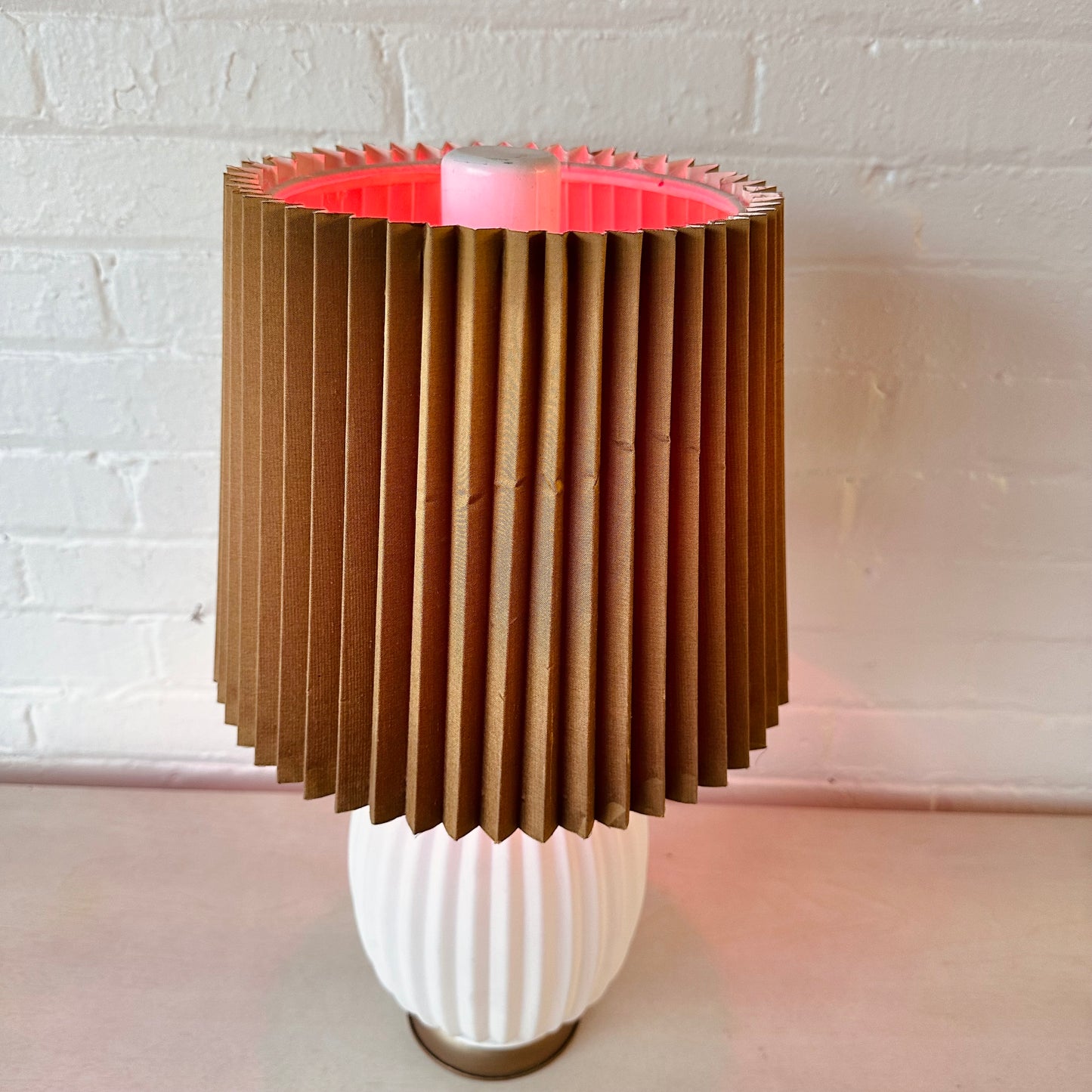 VINTAGE FROSTED GLASS RIBBED TABLE LAMP