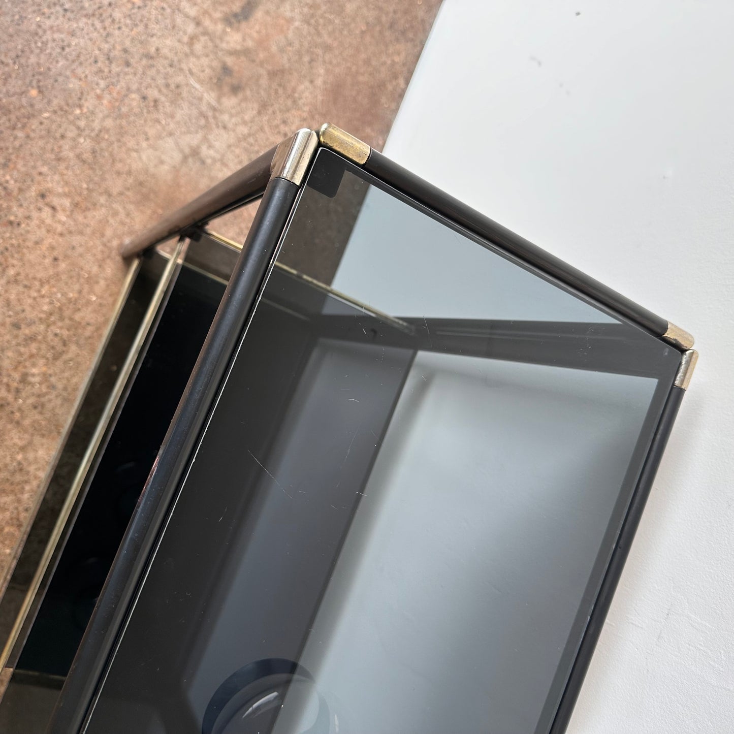 BLACK AND BRASS METAL SHELVE WITH SMOKE GLASS