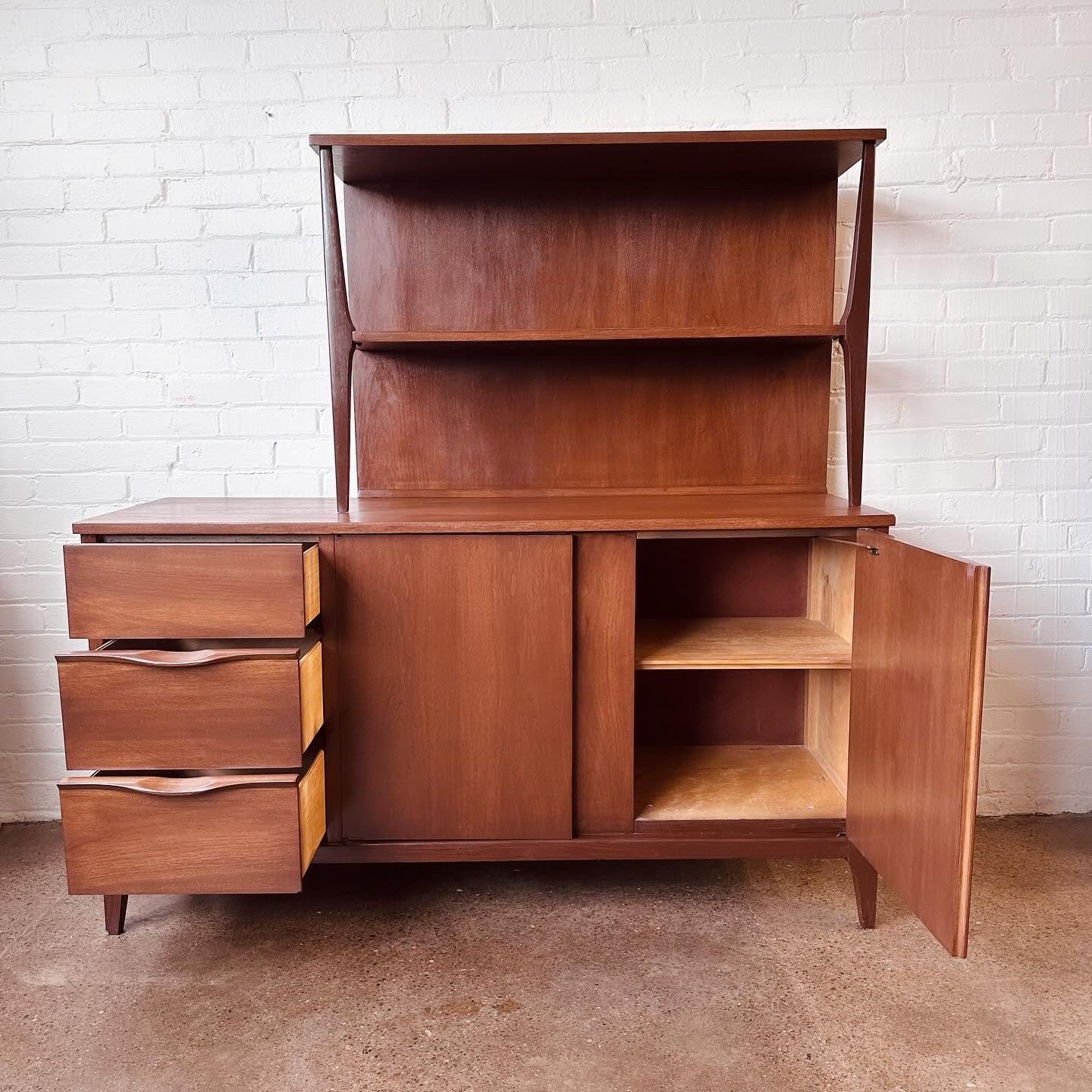 MID CENTURY WALNUT SIDEBOARD SERVER WITH HUTCH TOP