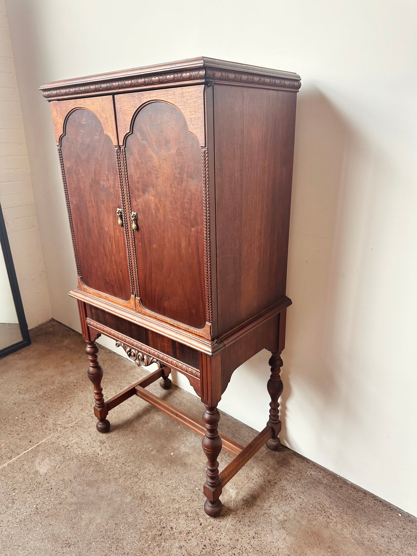 ANTIQUE DEPRESSION ERA MAHOGANY LIQUOR CABINET
