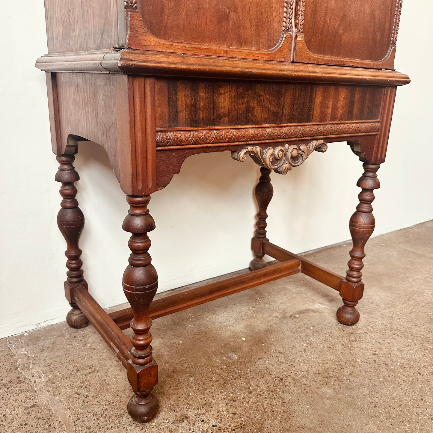 ANTIQUE DEPRESSION ERA MAHOGANY LIQUOR CABINET