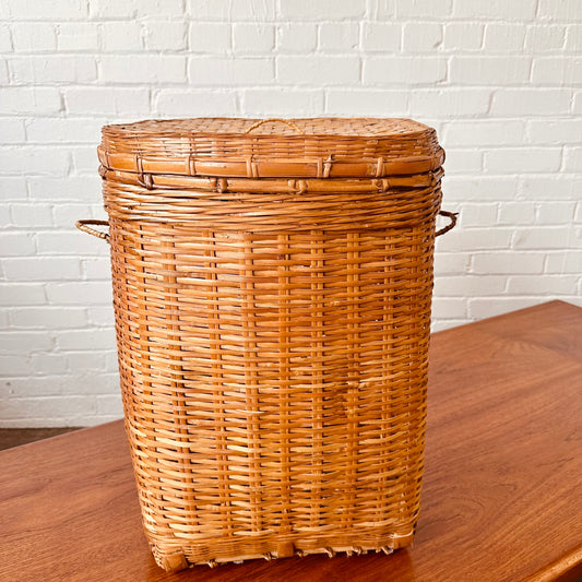 LARGE WOVEN WICKER BASKET WITH HANDLES AND LID