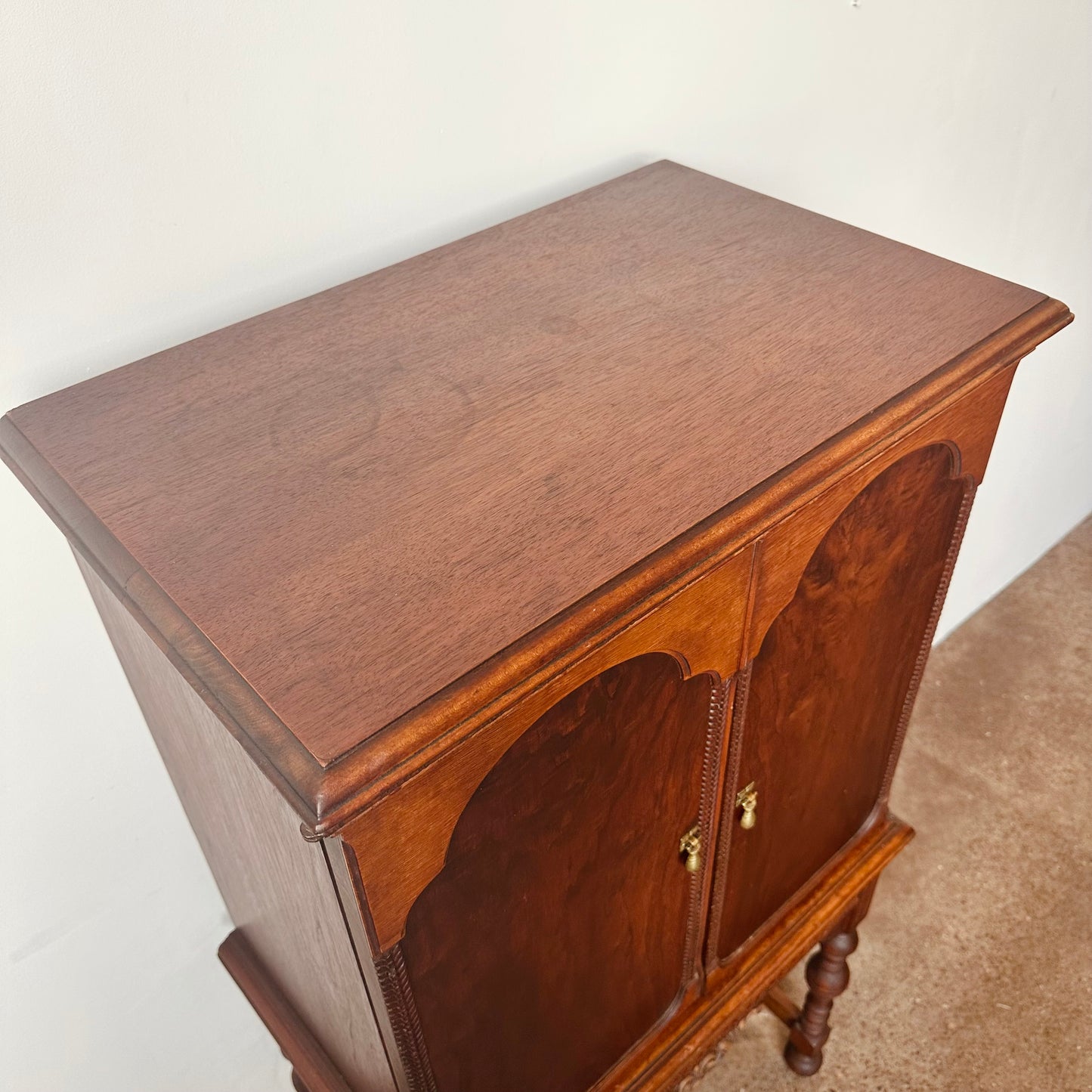 ANTIQUE DEPRESSION ERA MAHOGANY LIQUOR CABINET