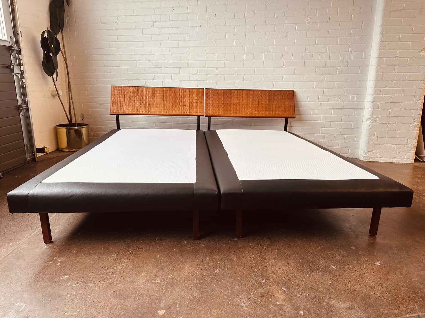 RICHARD SCHULTZ FOR KNOLL EARLY TWIN SIZE BEDS