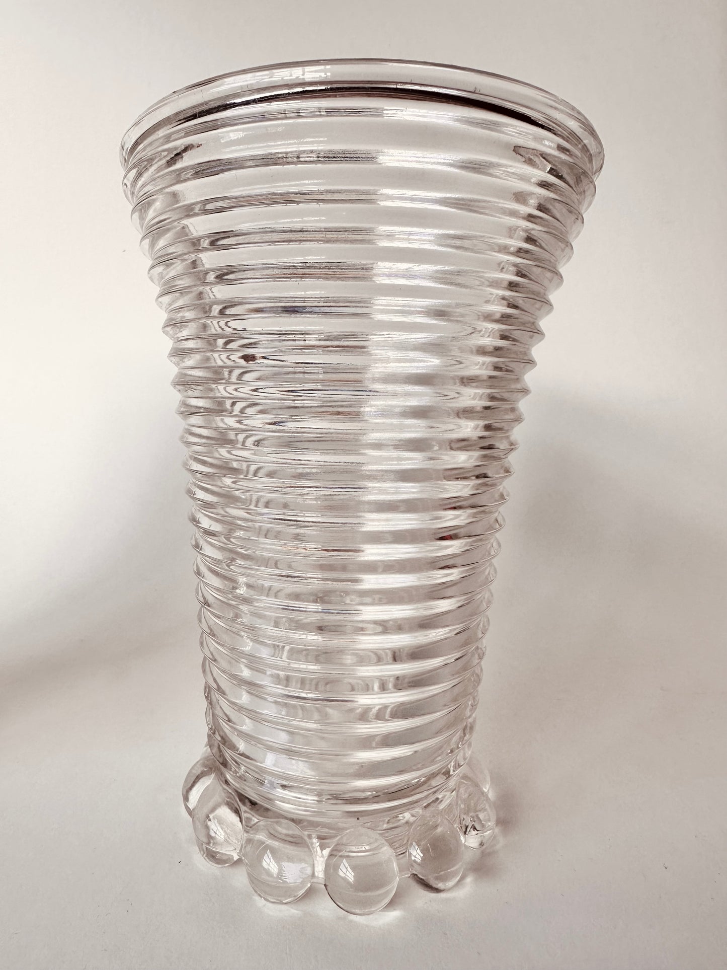 ANCHOR HOCKING RIBBED VASE WITH SCALLOPED DESIGN