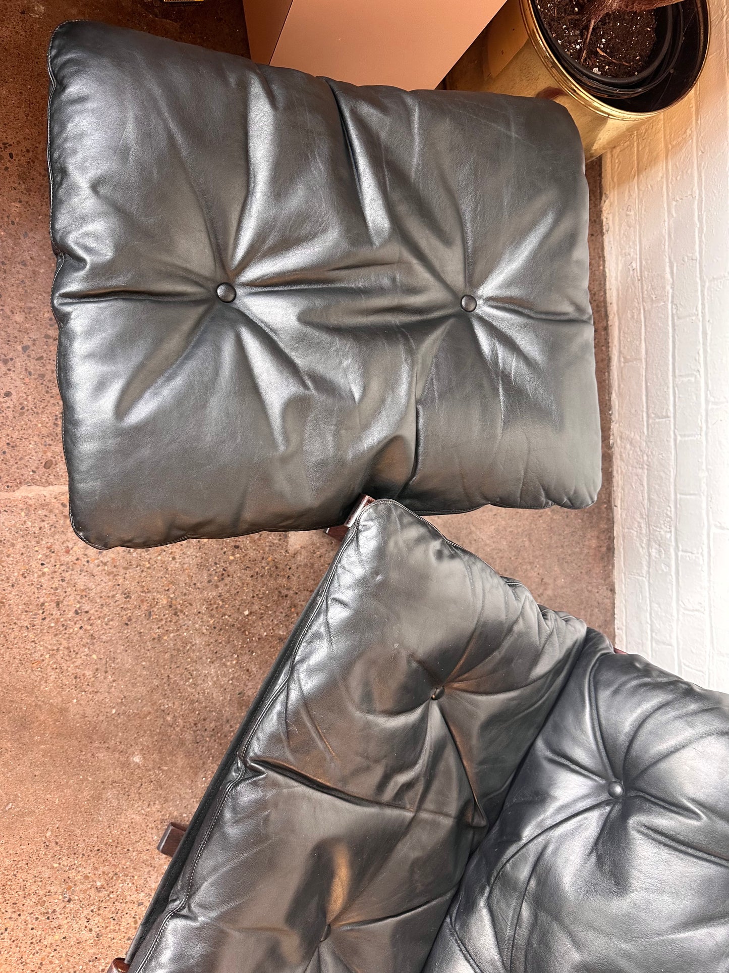 1960S BLACK LEATHER SIESTA LOUNGE CHAIR & OTTOMAN BY WESTNOFA