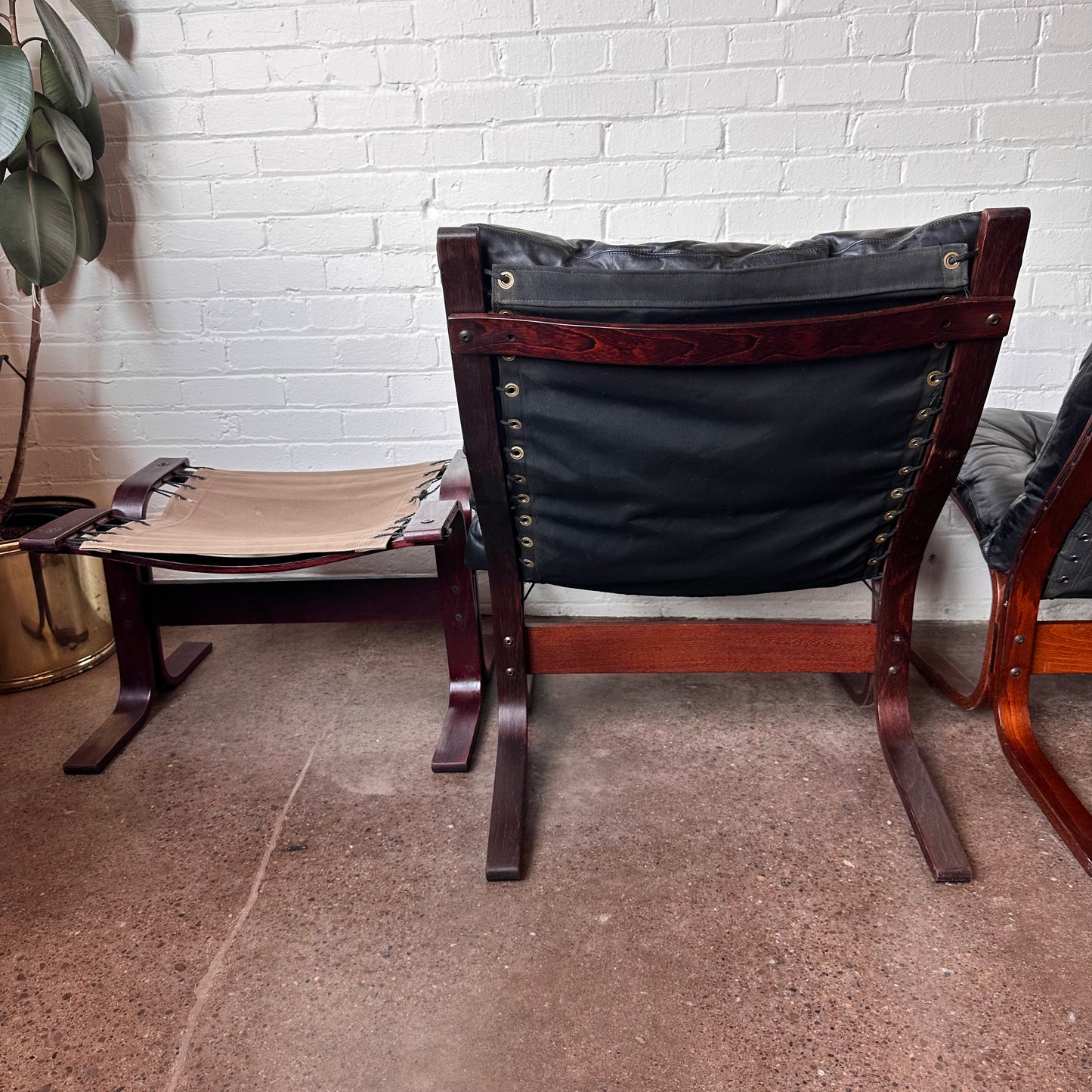 1960S BLACK LEATHER SIESTA LOUNGE CHAIR & OTTOMAN BY WESTNOFA