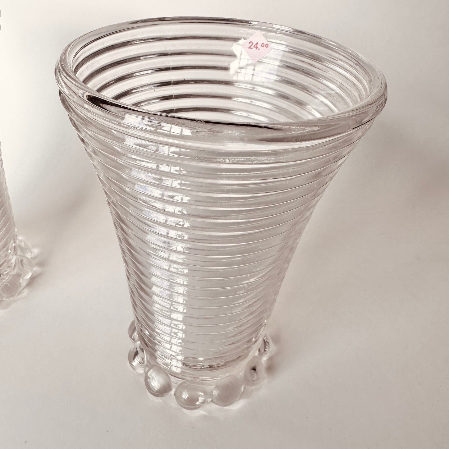 ANCHOR HOCKING RIBBED VASE WITH SCALLOPED DESIGN