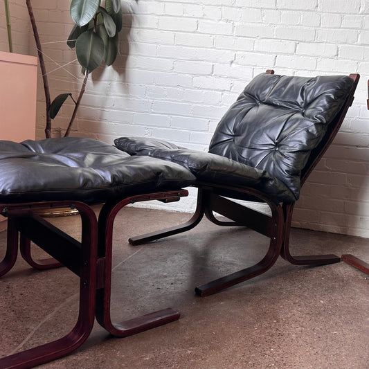 1960S BLACK LEATHER SIESTA LOUNGE CHAIR & OTTOMAN BY WESTNOFA