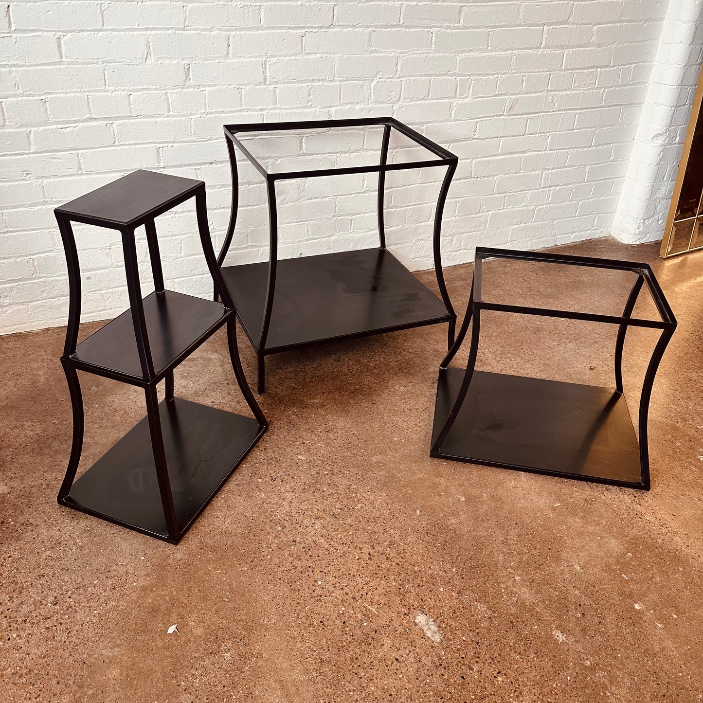 METAL ETAGERE WITH 5 OPEN SHELVES IN PAGODA STYLE