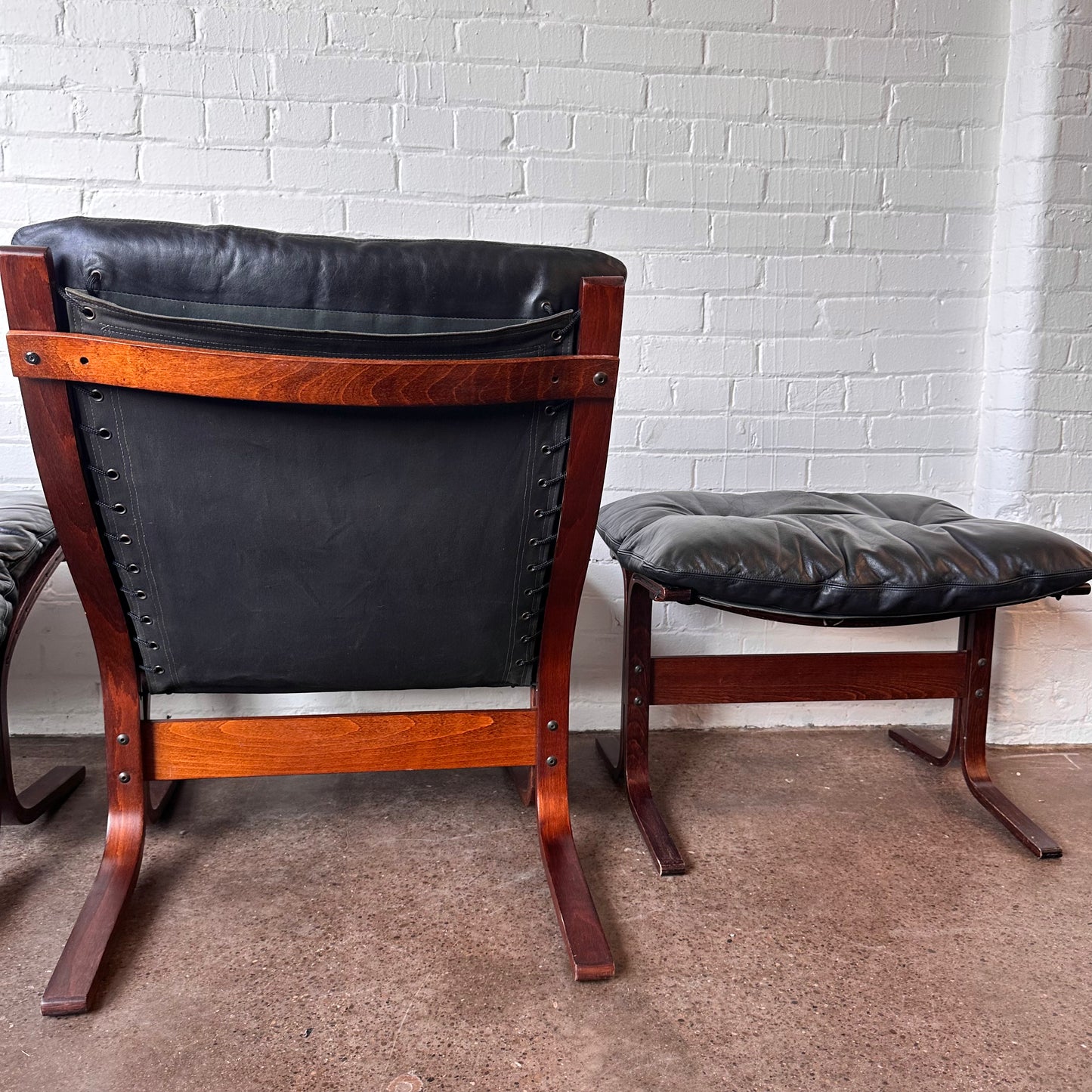 1960S BLACK LEATHER SIESTA LOUNGE CHAIR & OTTOMAN BY WESTNOFA
