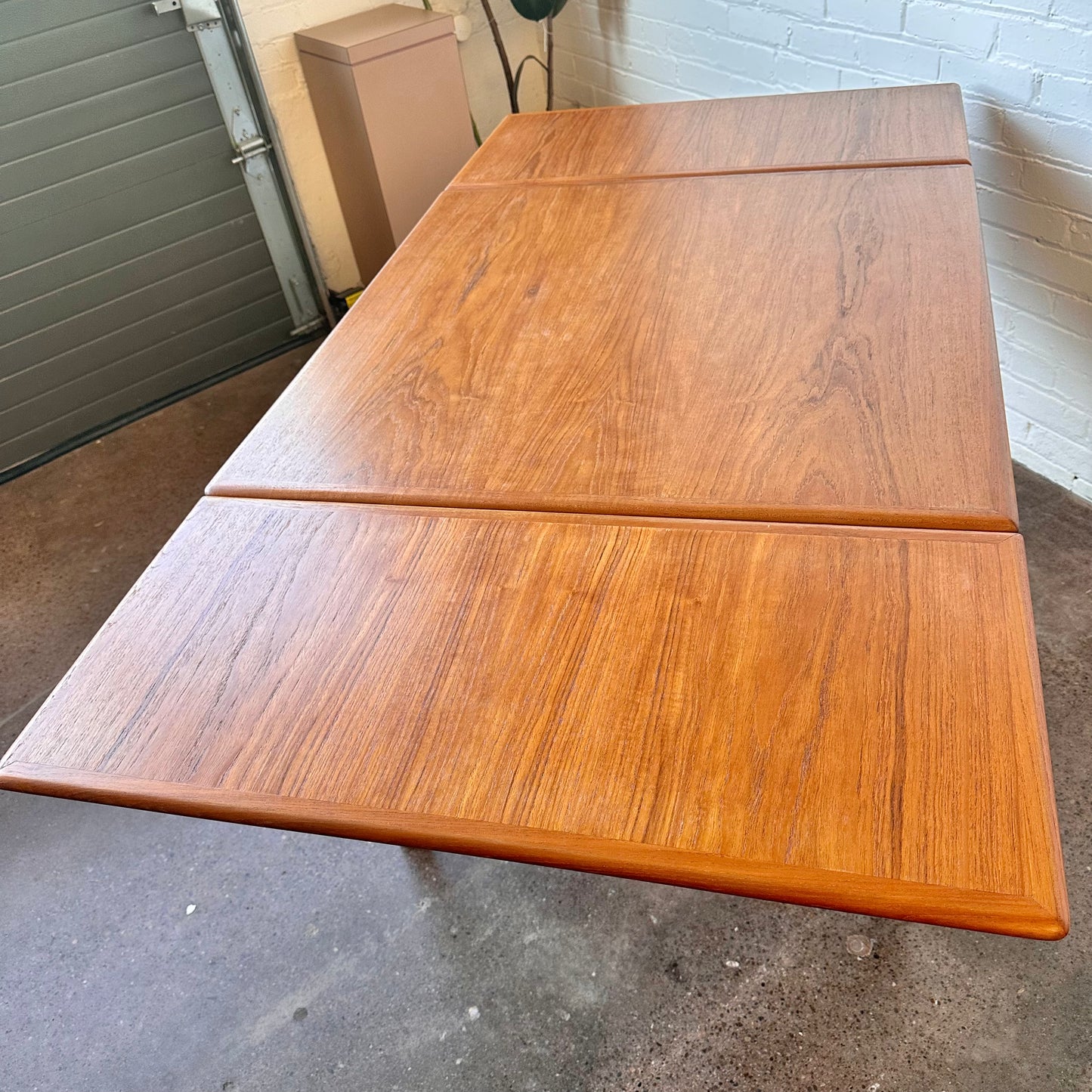A.M MOBLER DANISH TEAK DINETTE WITH DRAW LEAVES