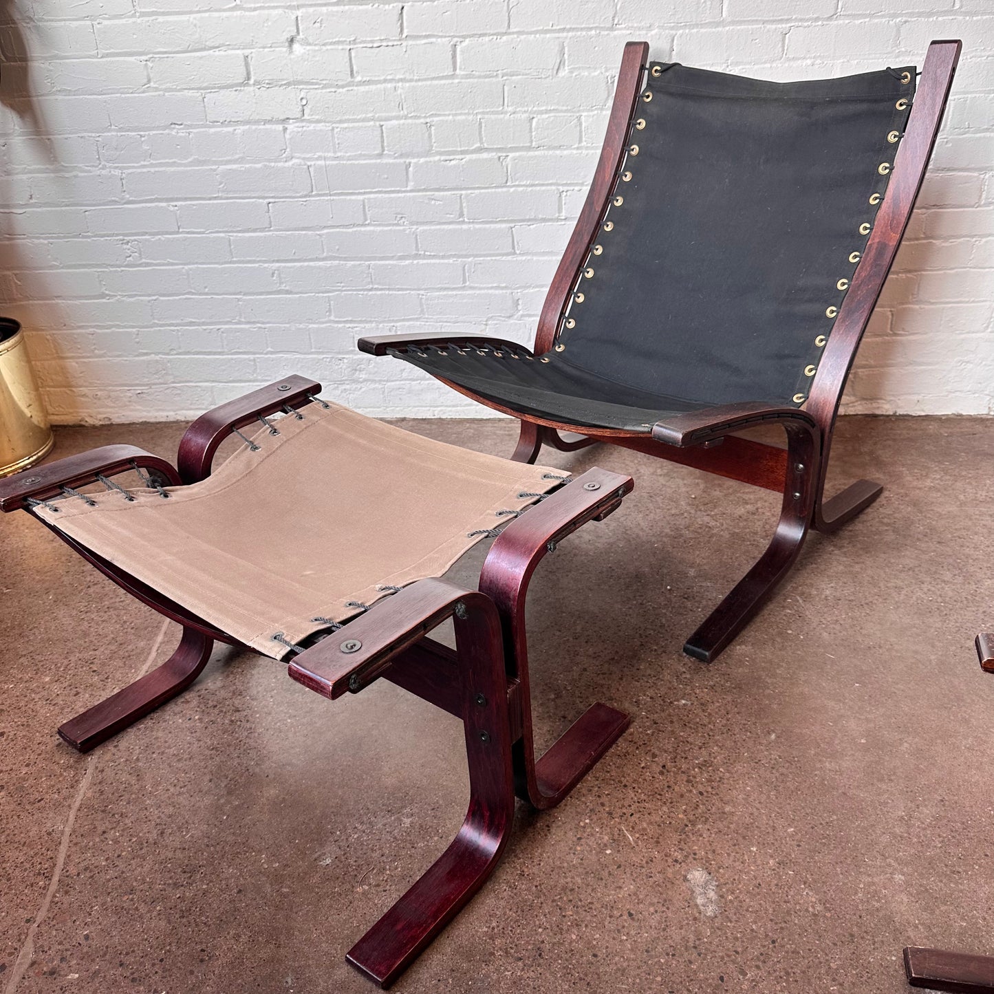 1960S BLACK LEATHER SIESTA LOUNGE CHAIR & OTTOMAN BY WESTNOFA