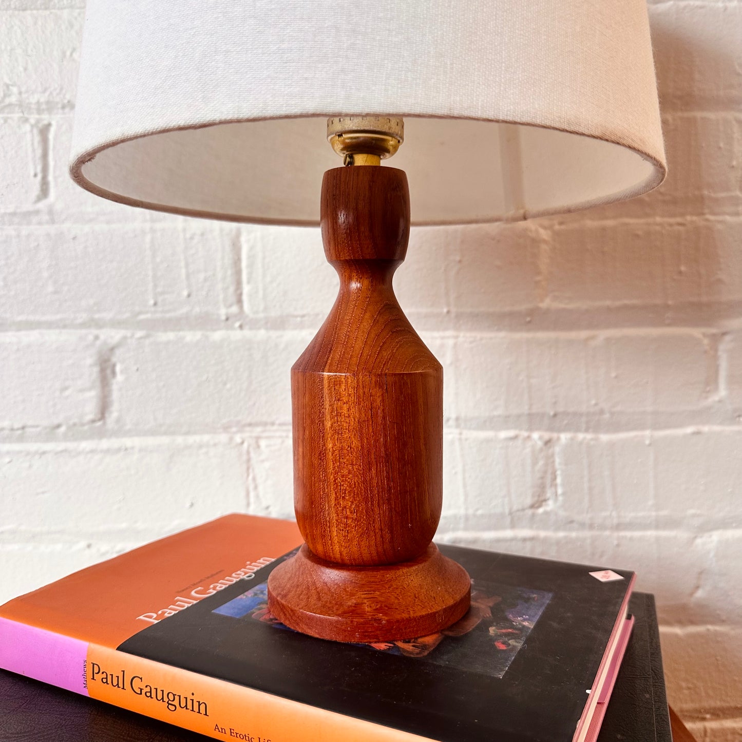 DANISH TEAK TABLE LAMP WITH TURNED DESIGN