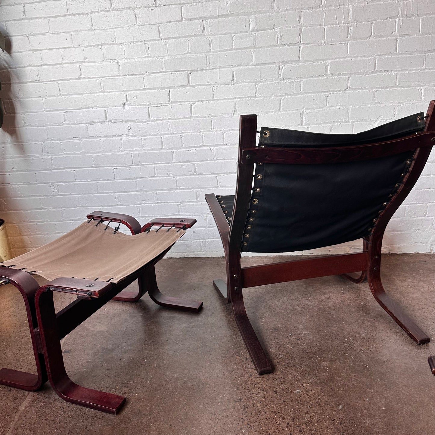 1960S BLACK LEATHER SIESTA LOUNGE CHAIR & OTTOMAN BY WESTNOFA