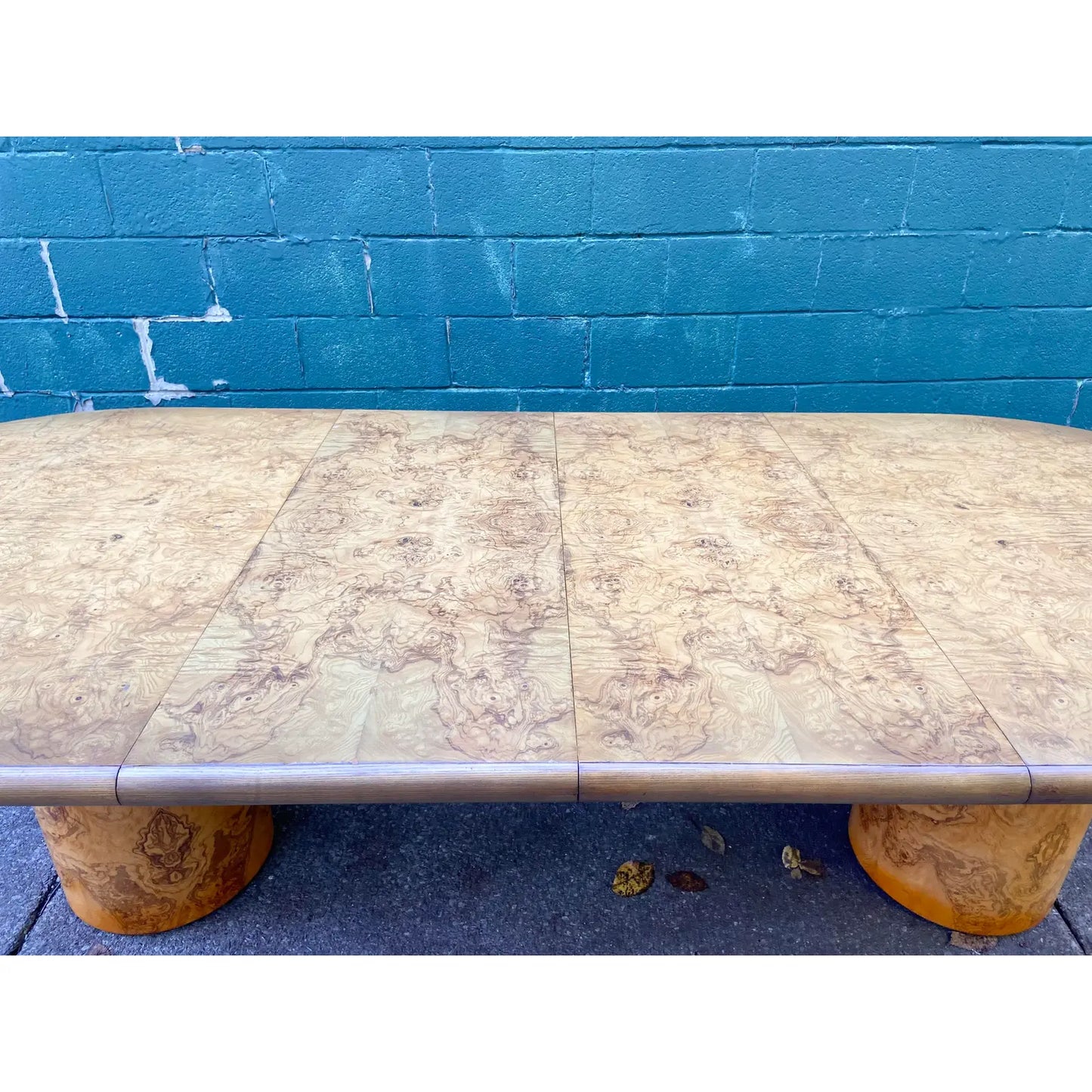 EXPANDABLE OVAL DINING TABLE BY HENREDON WITH BURLWOOD PEDESTAL BASE