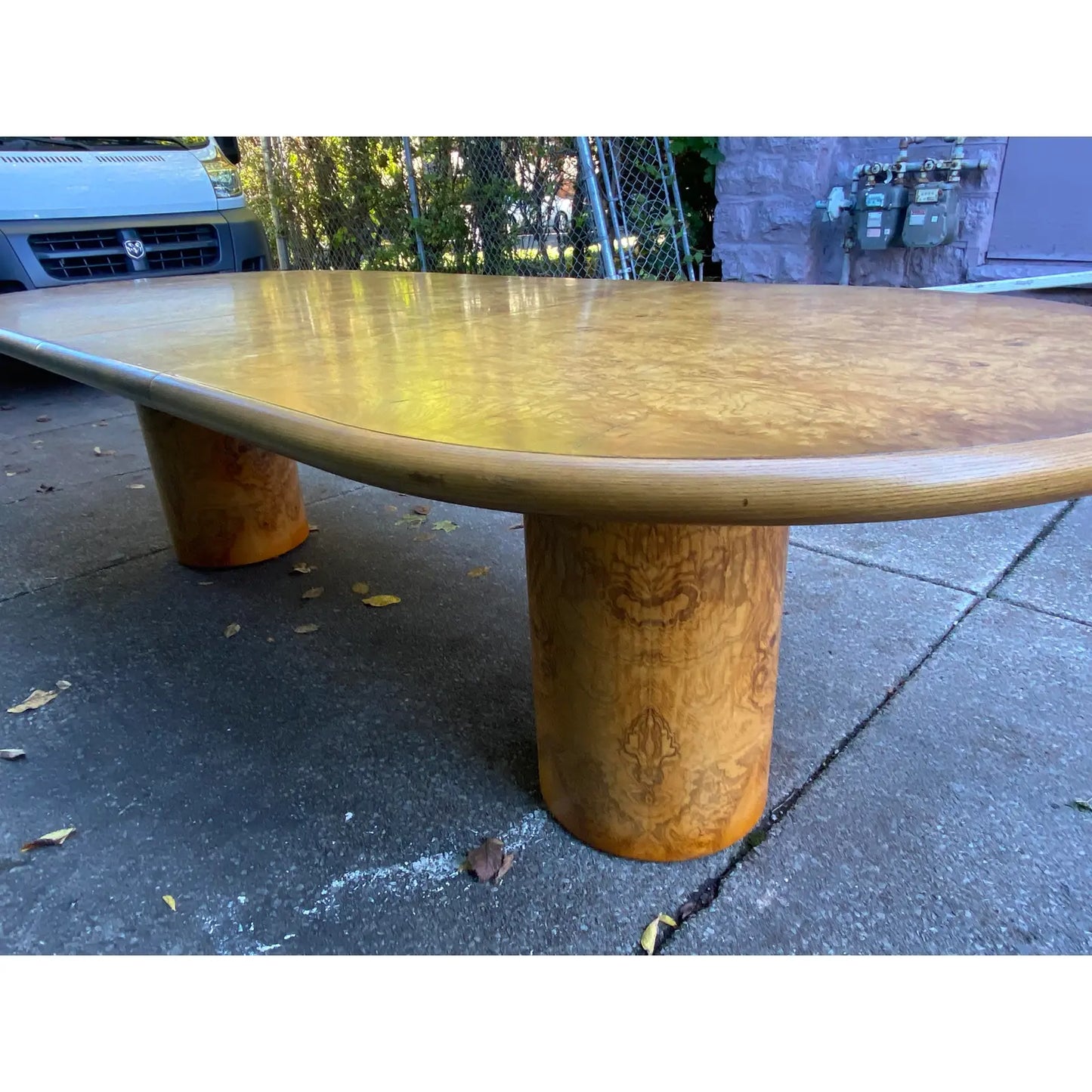 EXPANDABLE OVAL DINING TABLE BY HENREDON WITH BURLWOOD PEDESTAL BASE
