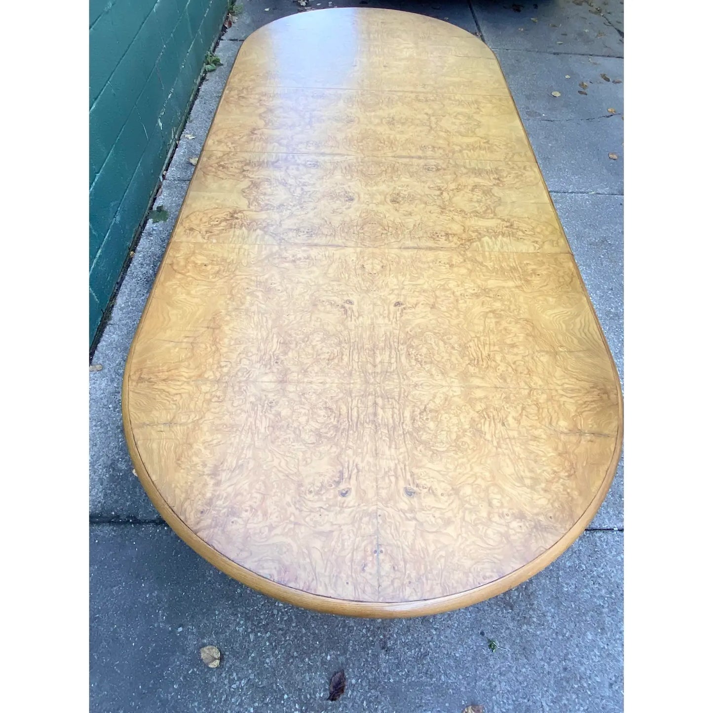 EXPANDABLE OVAL DINING TABLE BY HENREDON WITH BURLWOOD PEDESTAL BASE