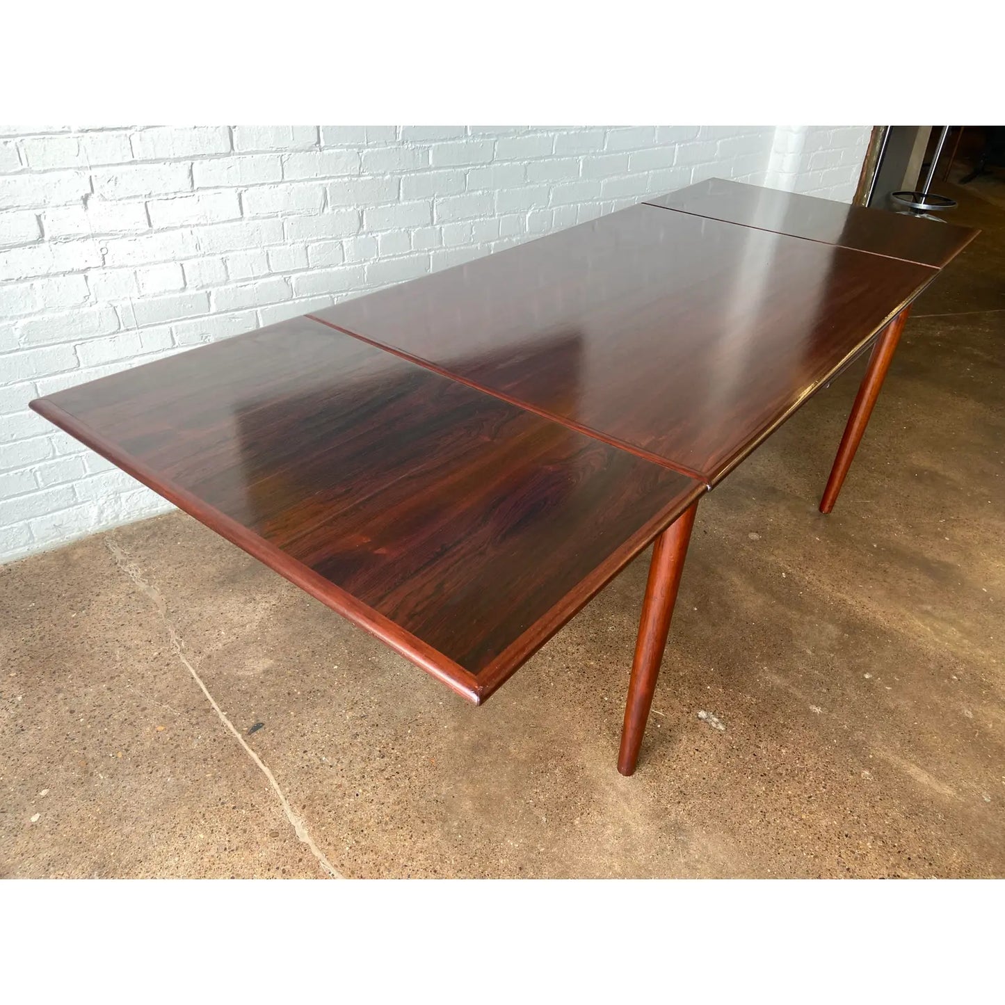 EXPANDABLE DANISH ROSEWOOD DINING TABLE WITH DRAW LEAF