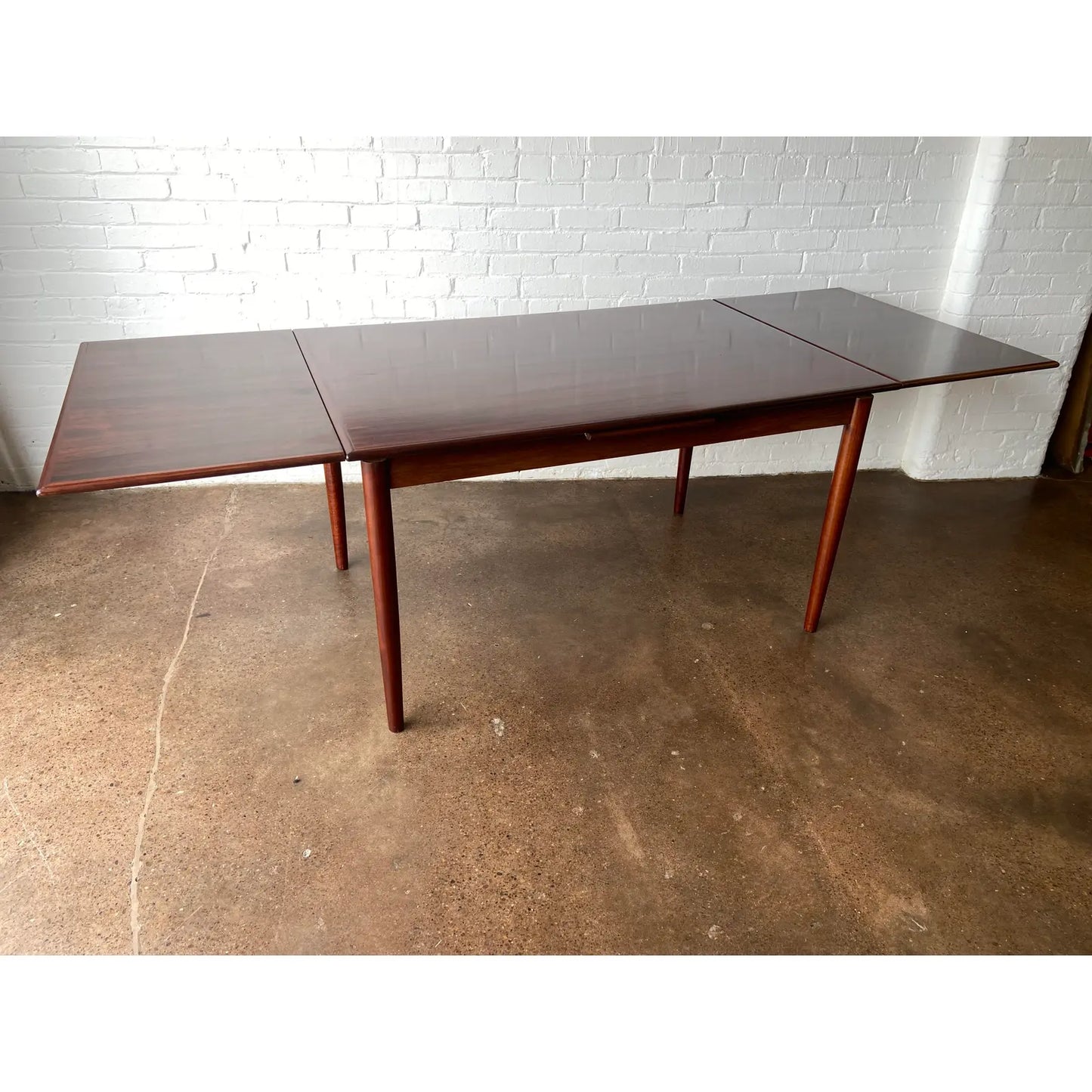 EXPANDABLE DANISH ROSEWOOD DINING TABLE WITH DRAW LEAF