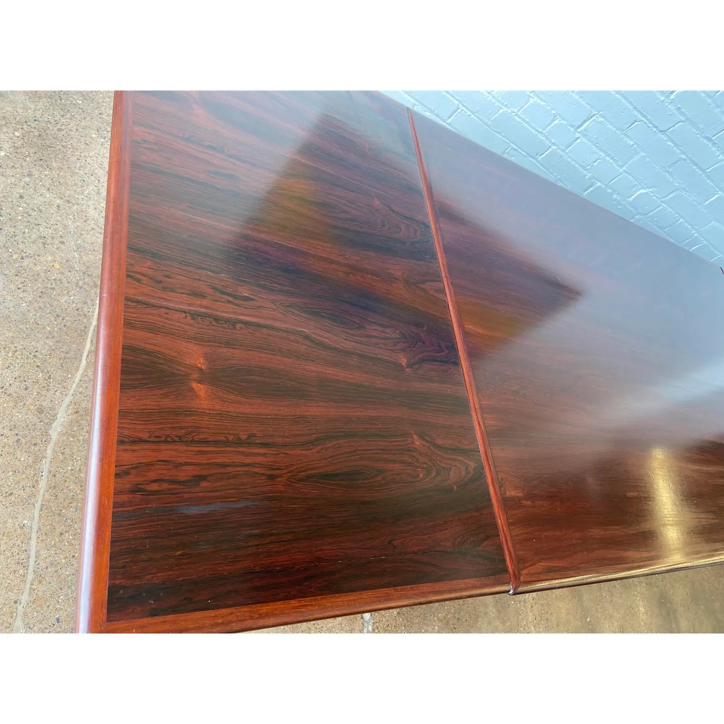 EXPANDABLE DANISH ROSEWOOD DINING TABLE WITH DRAW LEAF
