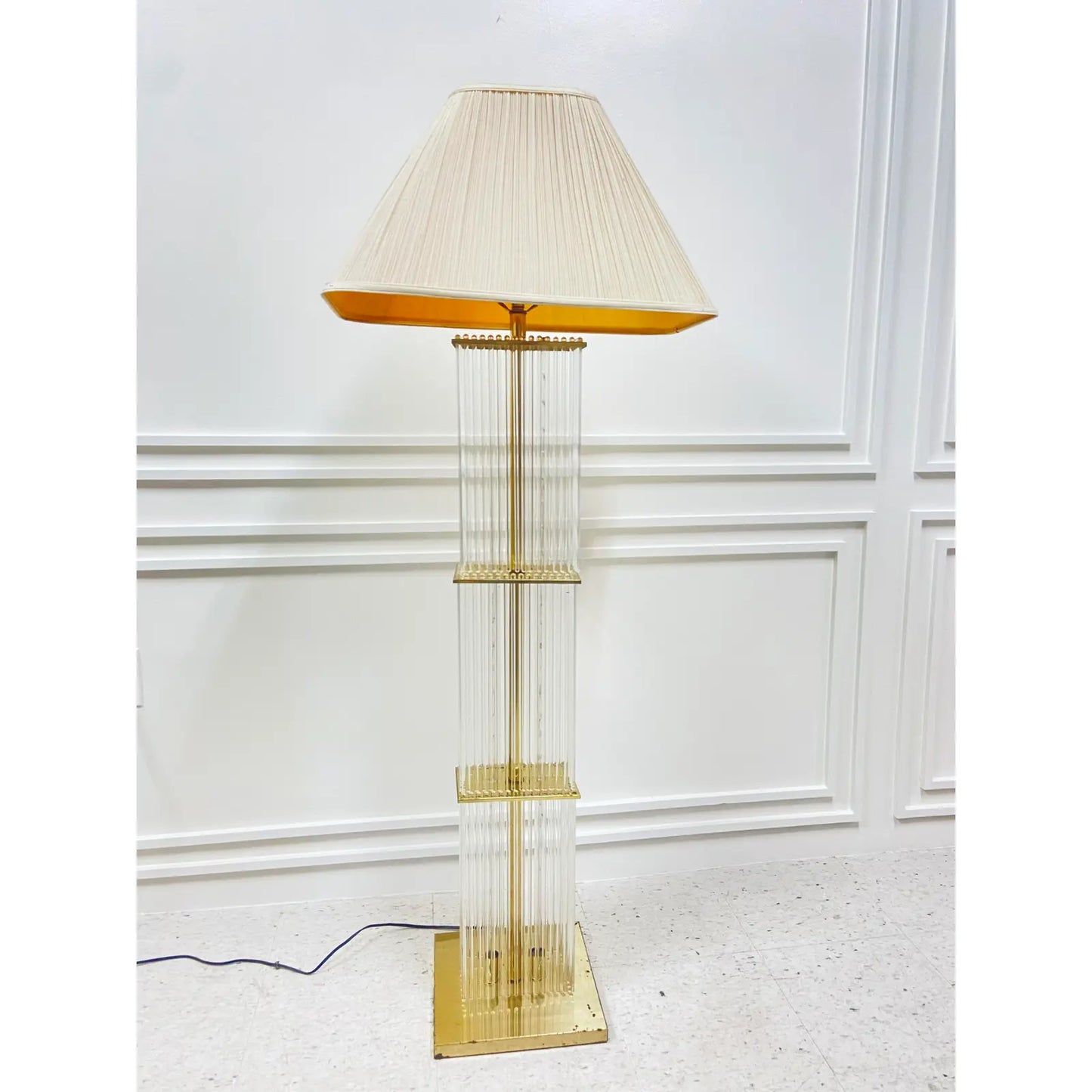 BRASS AND GLASS FLOOR LAMP IN GAETANO SCIOLARI STYLE
