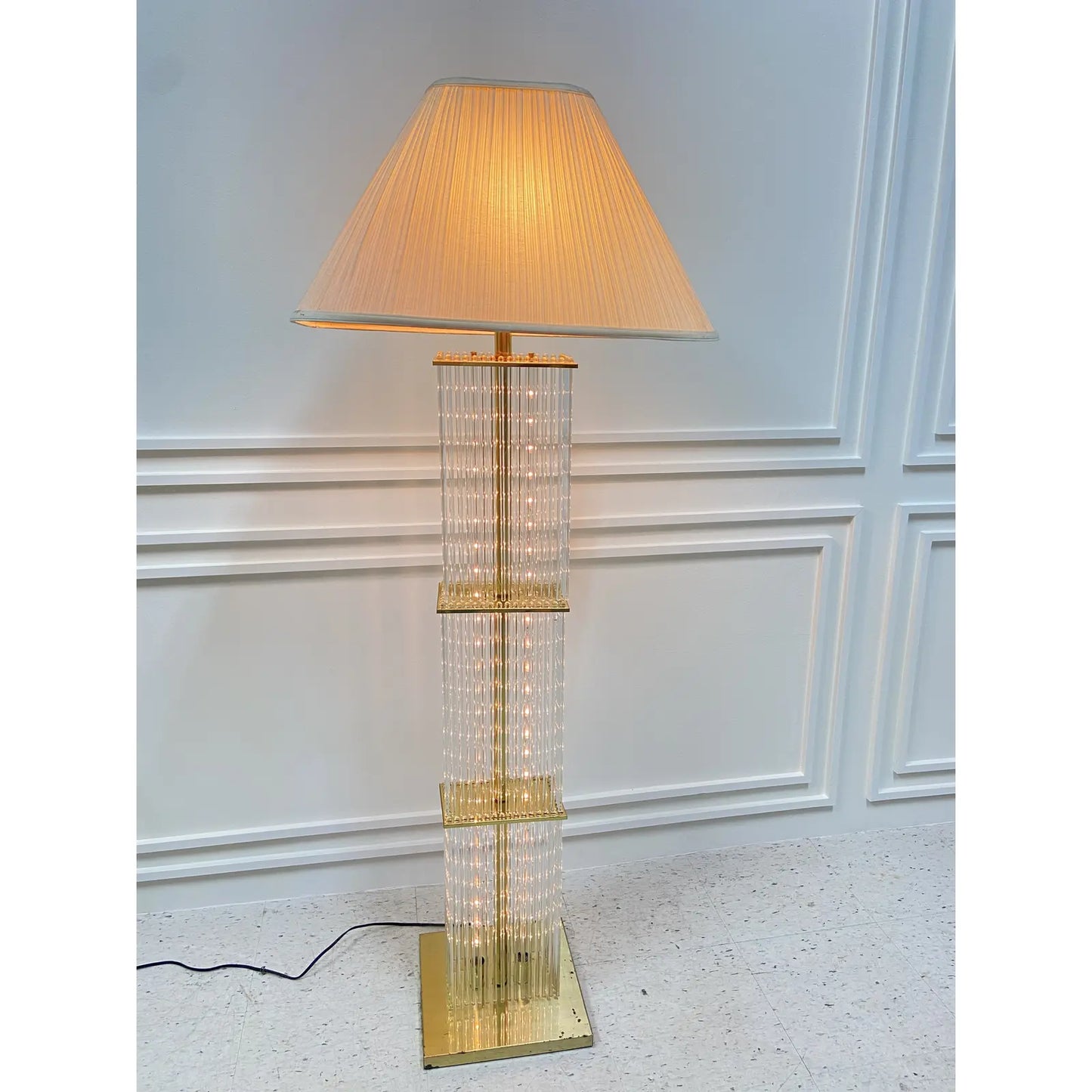 BRASS AND GLASS FLOOR LAMP IN GAETANO SCIOLARI STYLE