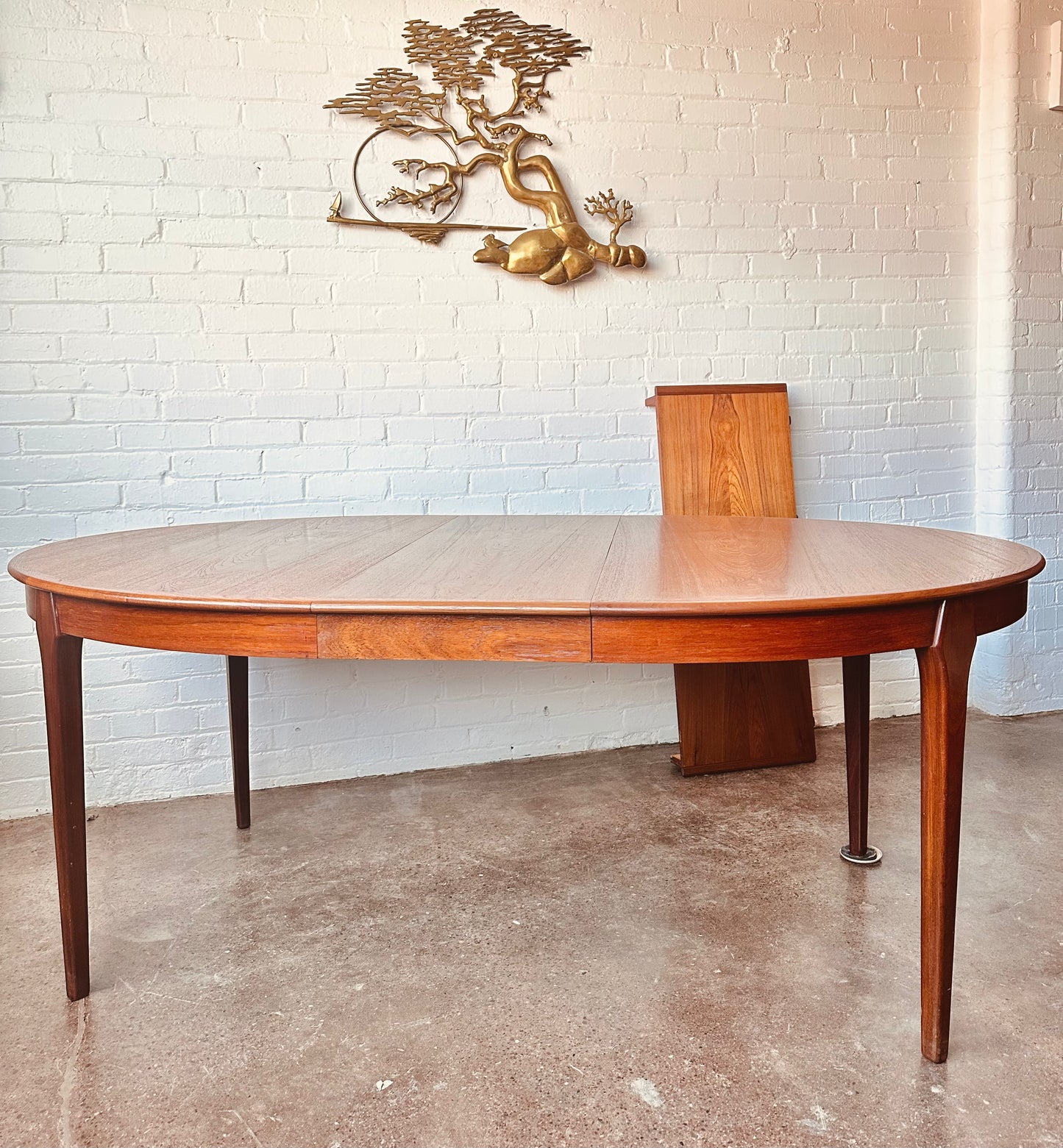 ARNE VODDER STYLE TEAK DINING TABLE WITH LEAVES