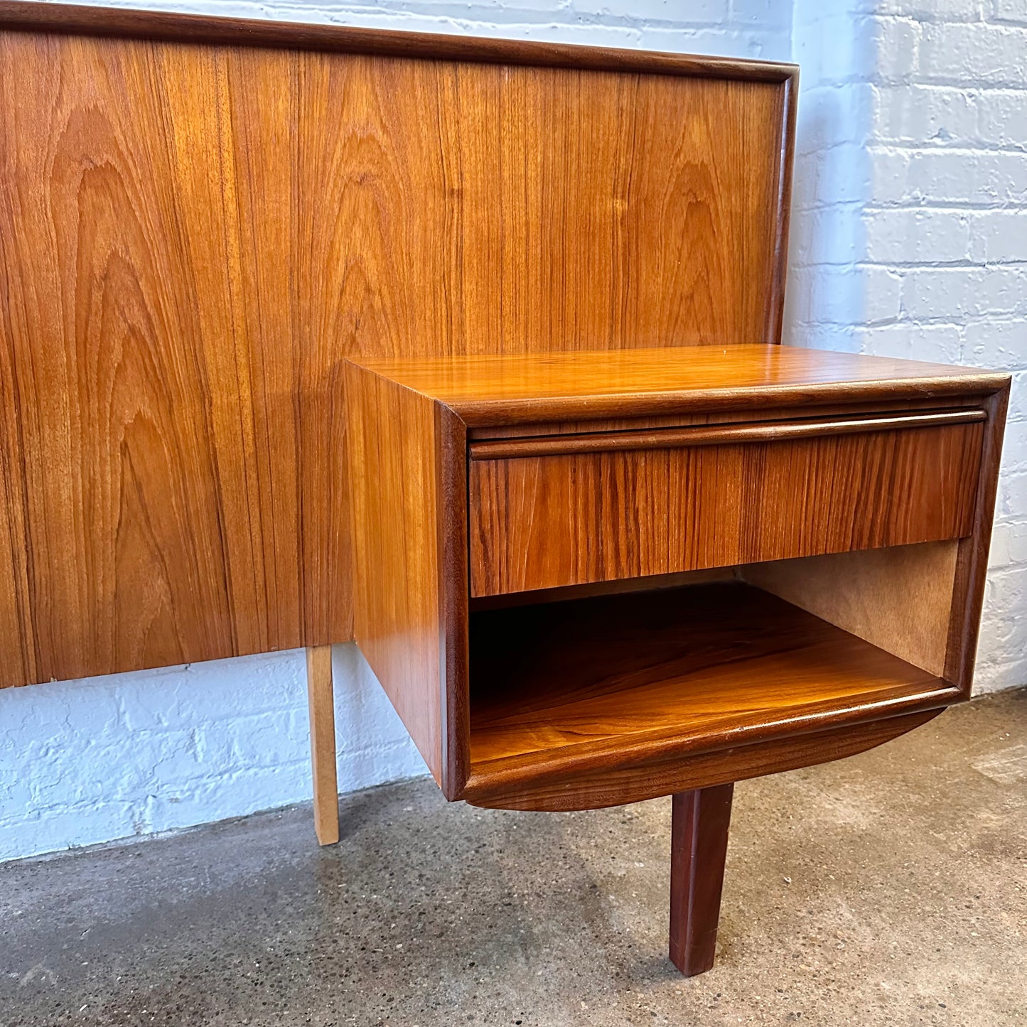 TEAK QUEEN HEADBOARD WITH INTEGRATED NIGHTSTANDS