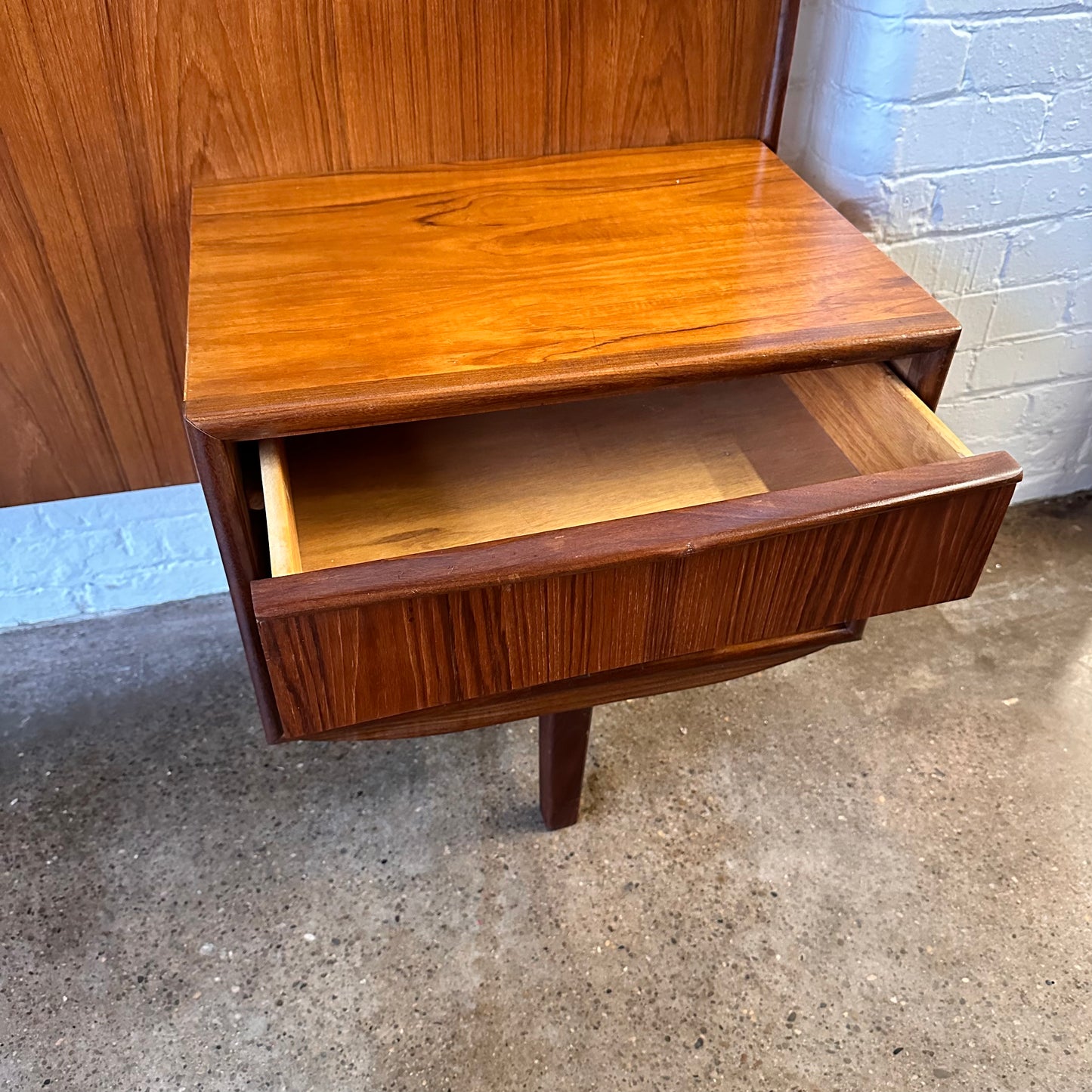 TEAK QUEEN HEADBOARD WITH INTEGRATED NIGHTSTANDS