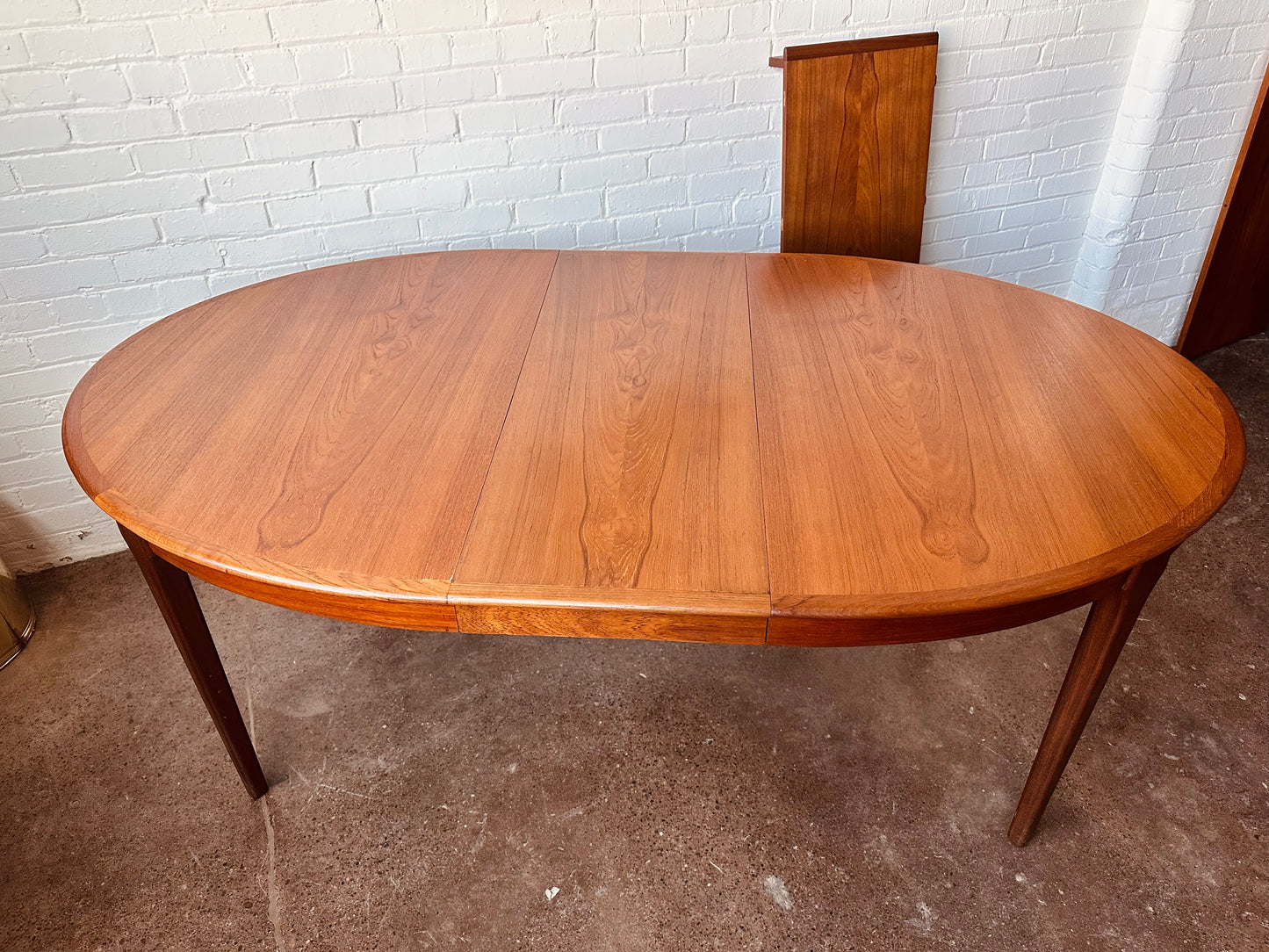 ARNE VODDER STYLE TEAK DINING TABLE WITH LEAVES