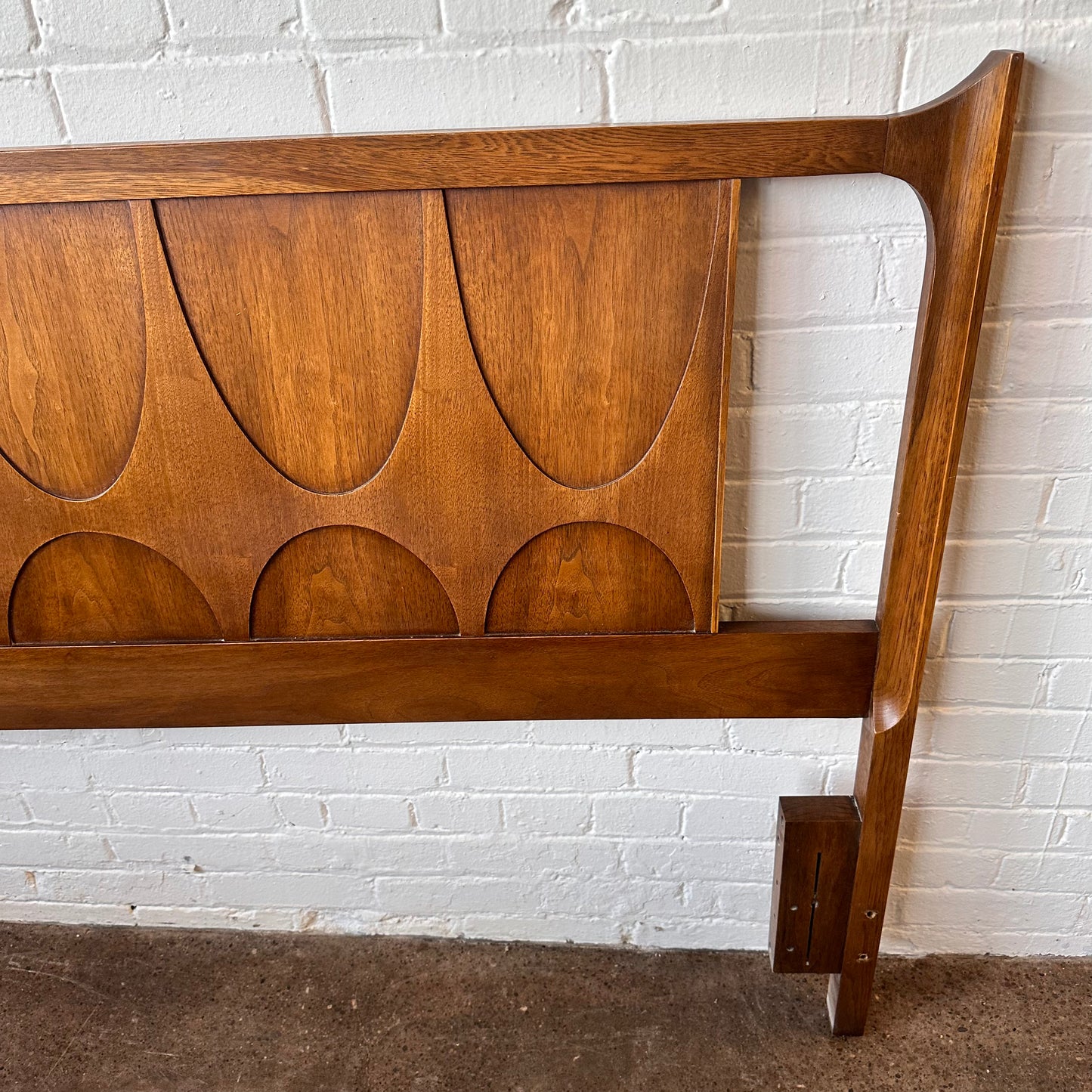 BROYHILL BRASILIA 60” HEADBOARD WITH FRAME
