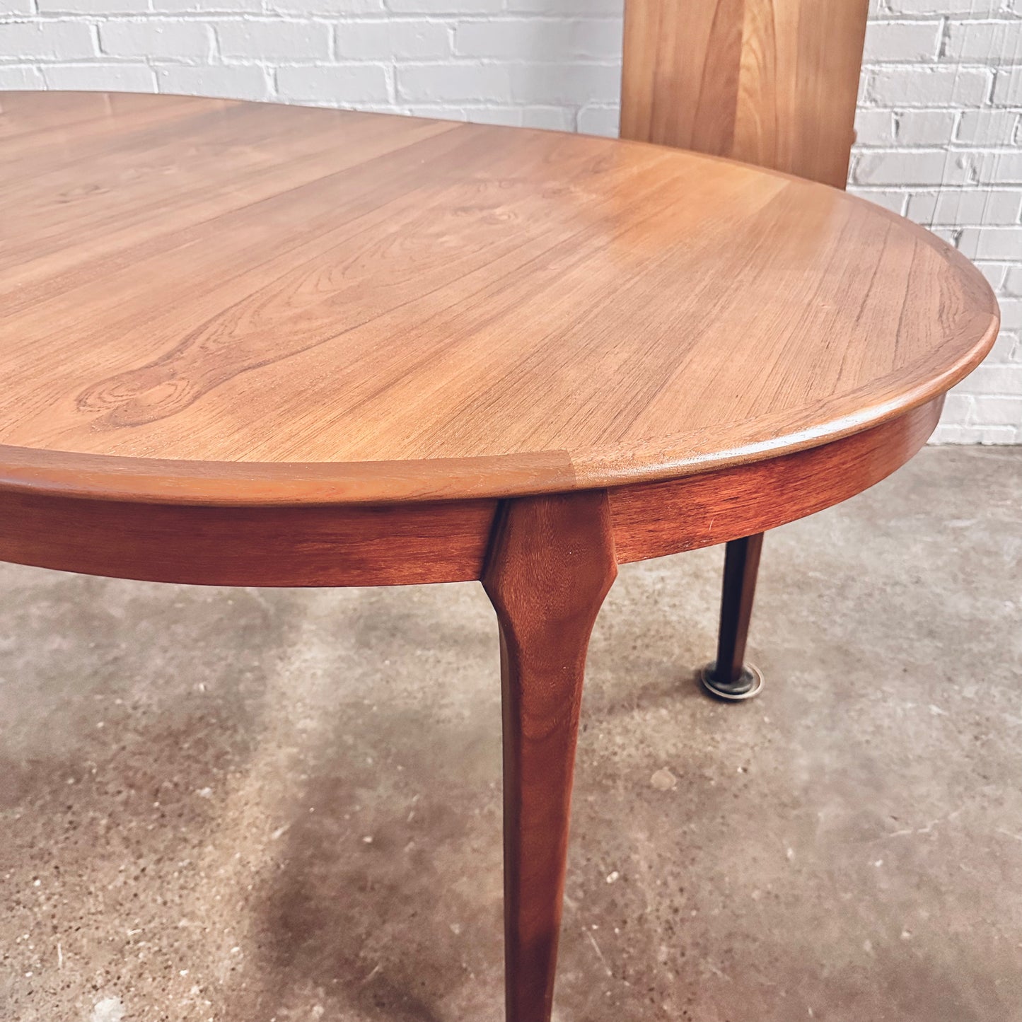 ARNE VODDER STYLE TEAK DINING TABLE WITH LEAVES